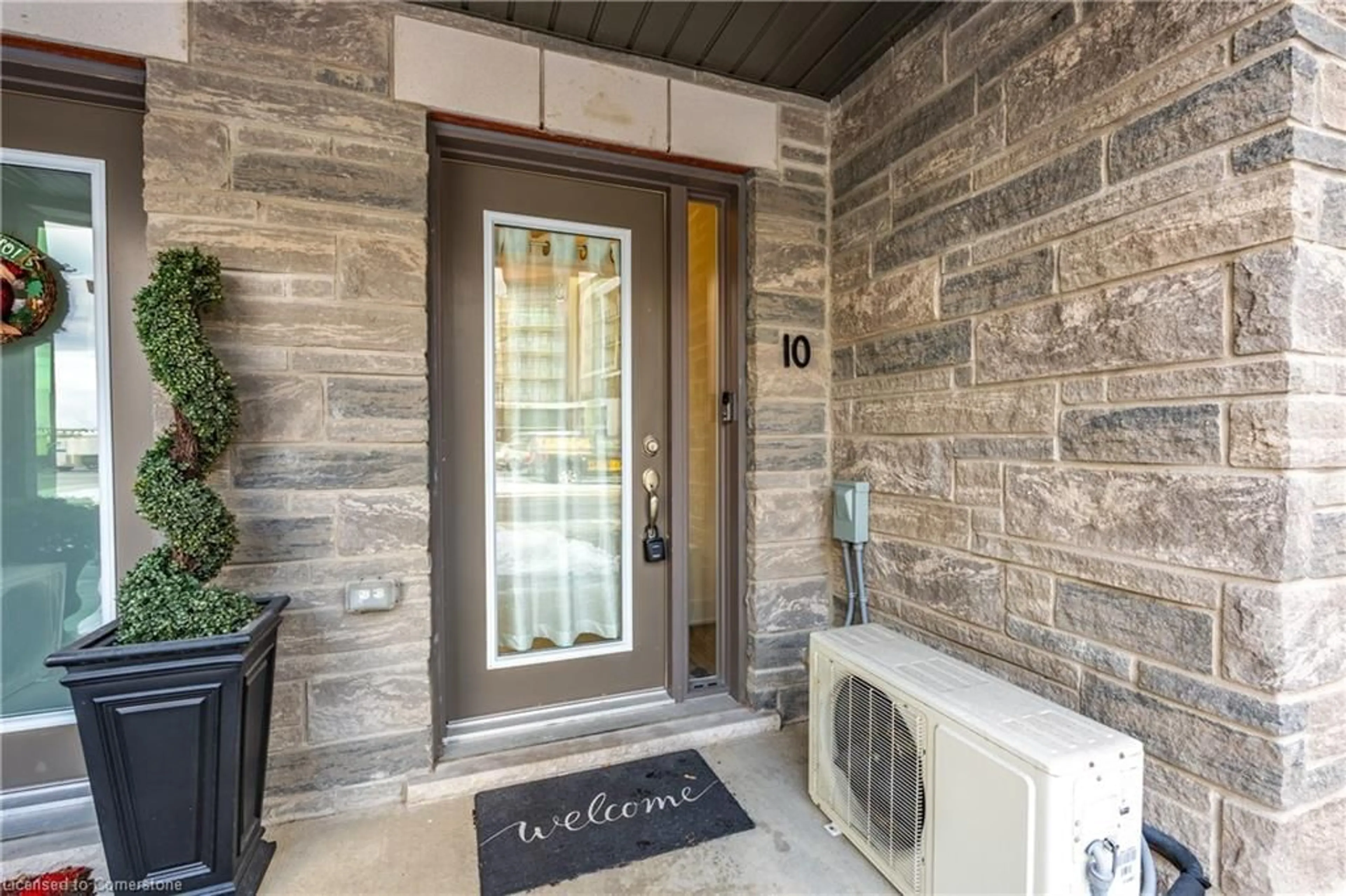 Indoor entryway for 115 Shoreview Pl #10, Hamilton Ontario L8E 0K4