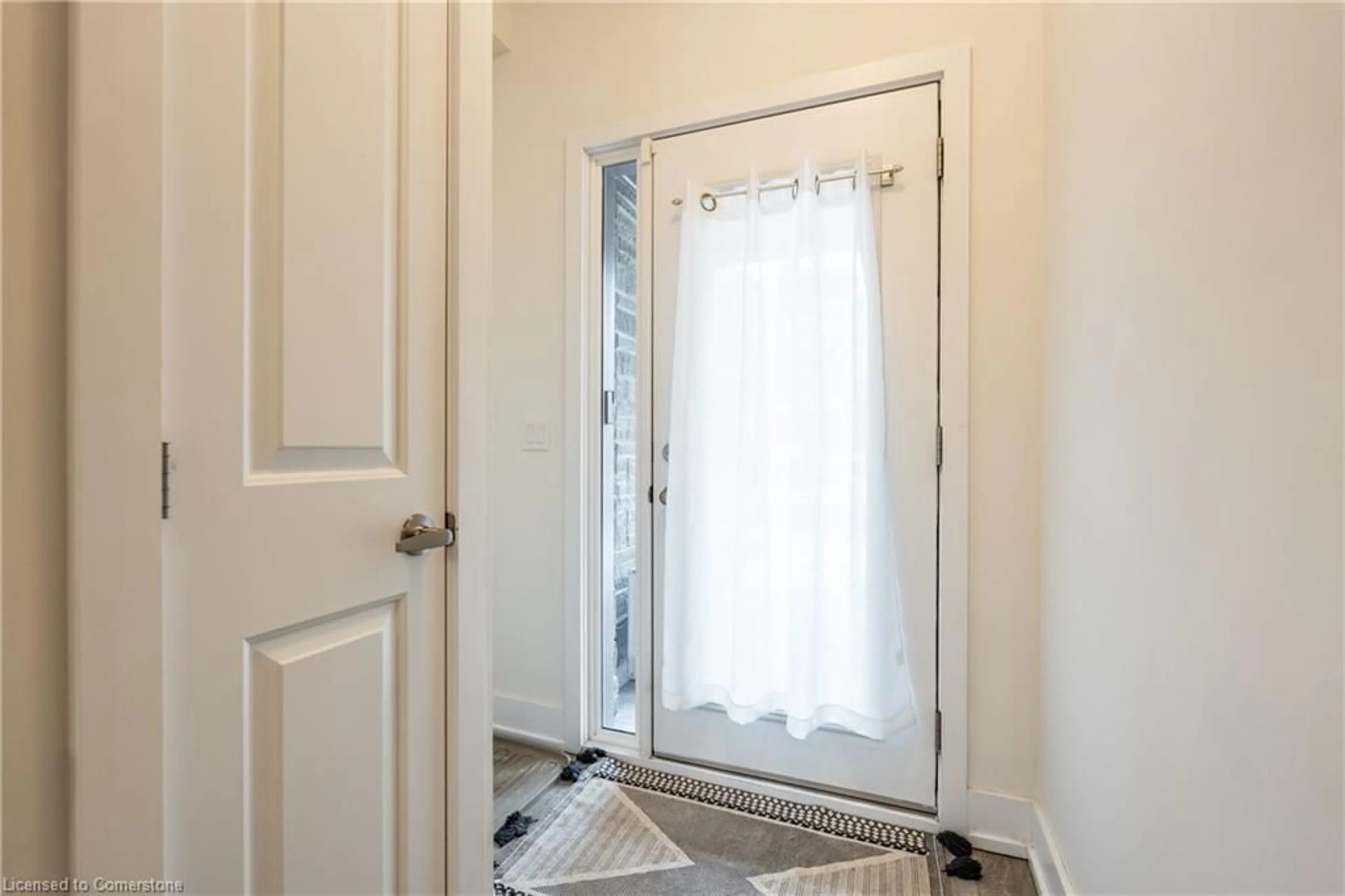 Indoor entryway for 115 Shoreview Pl #10, Hamilton Ontario L8E 0K4