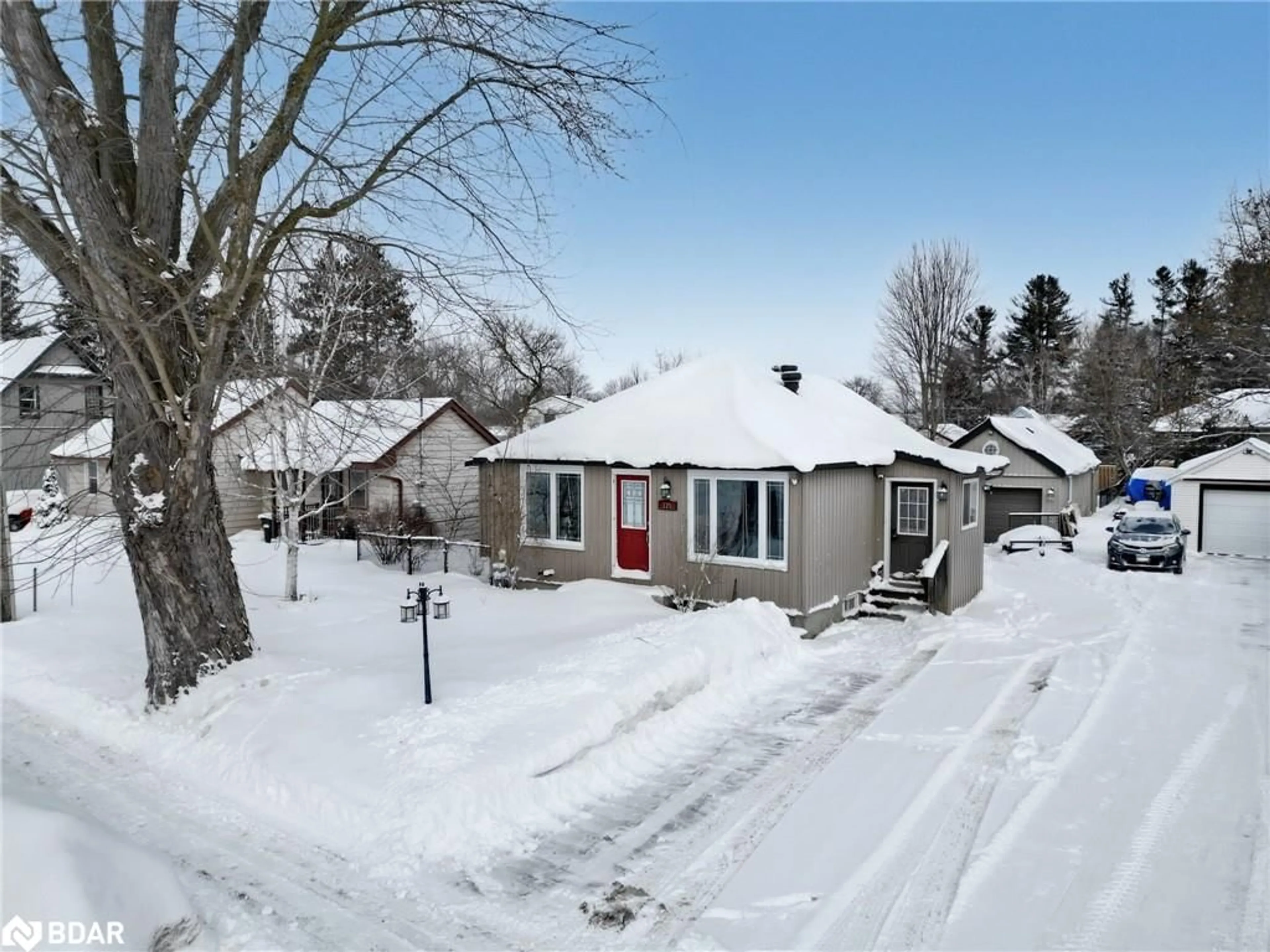 A pic from outside/outdoor area/front of a property/back of a property/a pic from drone, street for 125 King St, Angus Ontario L0M 1B0