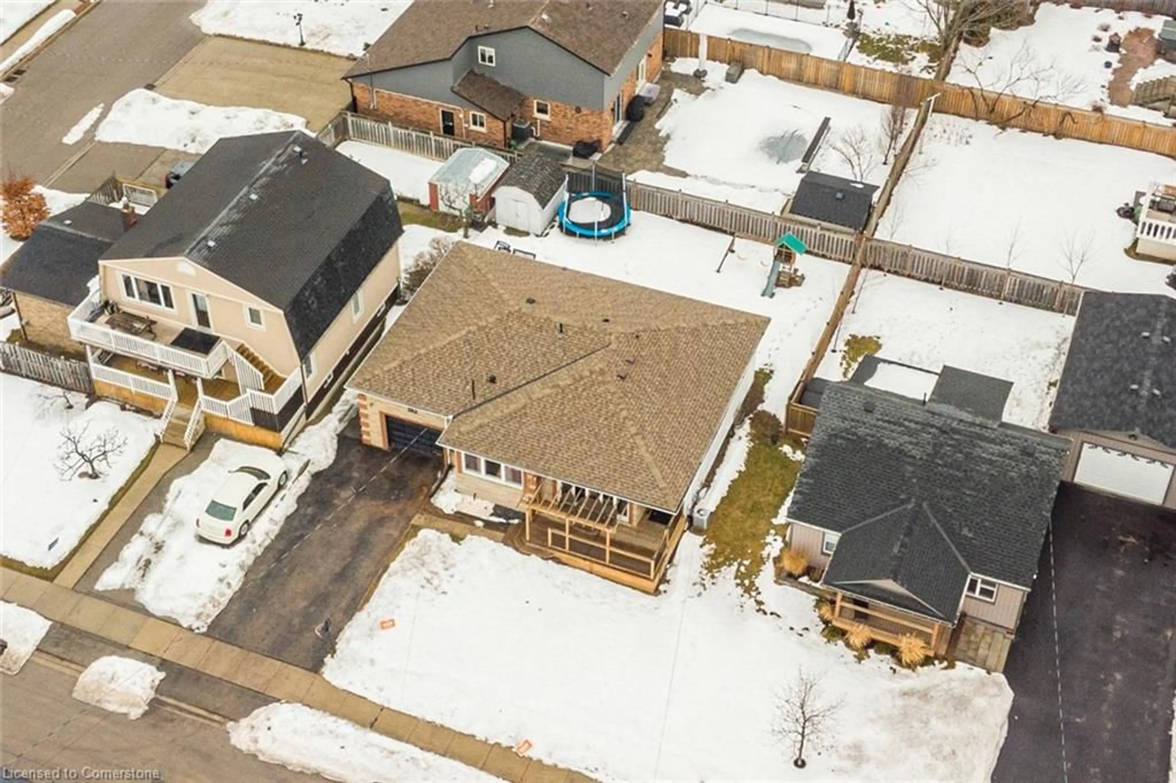 A pic from outside/outdoor area/front of a property/back of a property/a pic from drone, street for 243 Federal St, Stoney Creek Ontario L8E 1P6