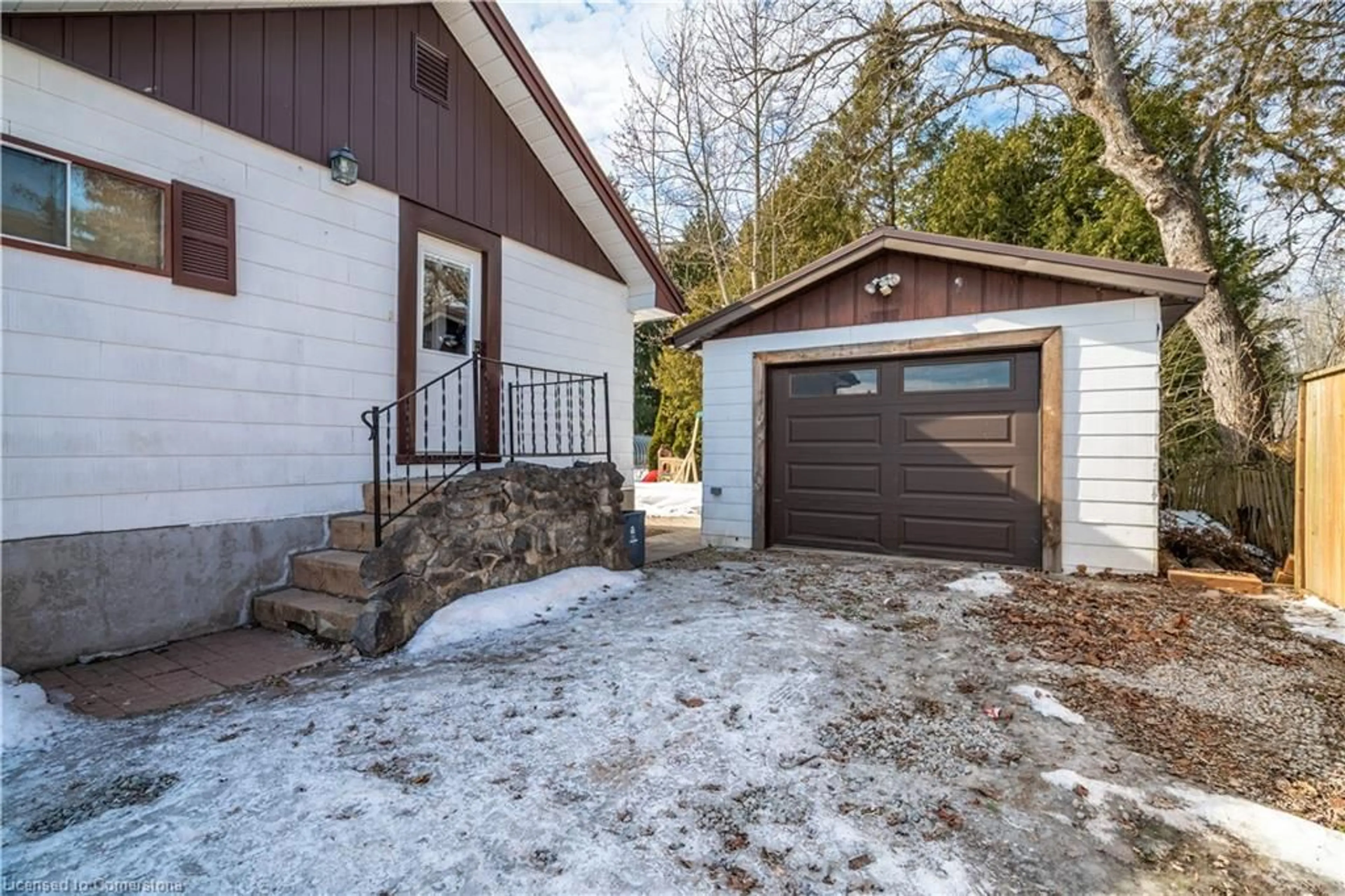 Indoor garage for 1118 Line Ave, Fonthill Ontario L3C 3C3