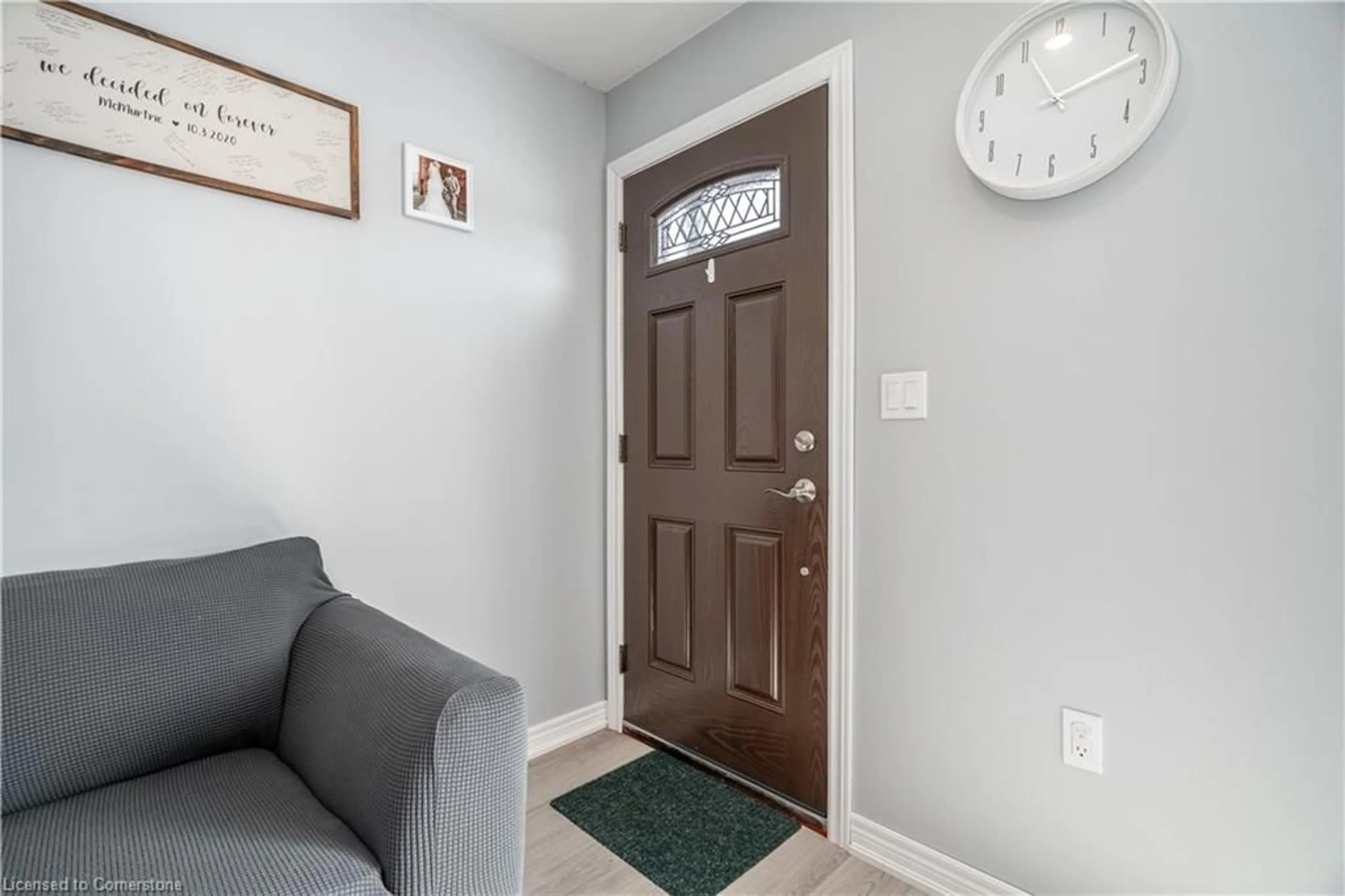 Indoor entryway for 1118 Line Ave, Fonthill Ontario L3C 3C3