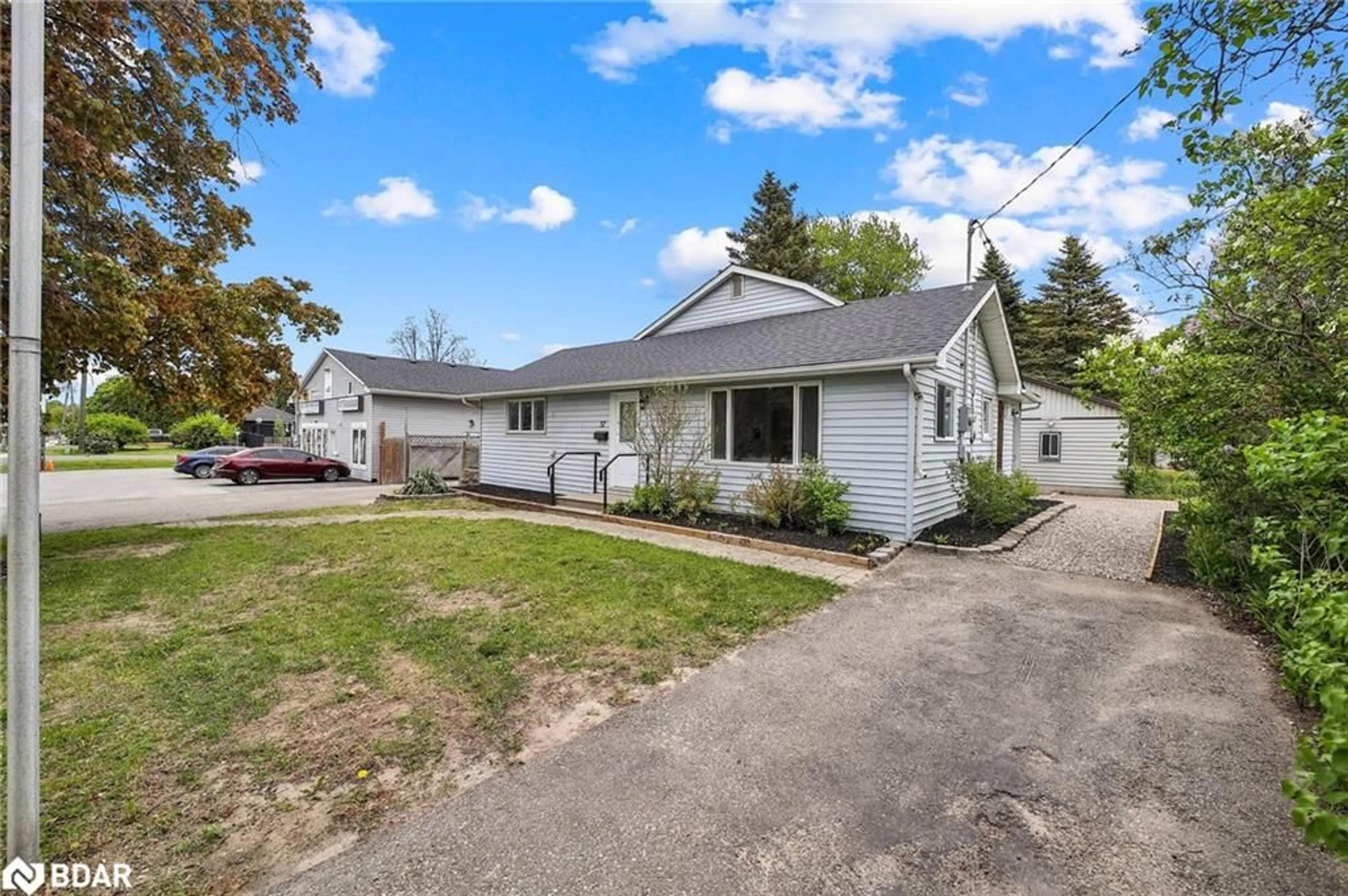 A pic from outside/outdoor area/front of a property/back of a property/a pic from drone, street for 37 Tottenham Rd, Alliston Ontario L9R 1J9