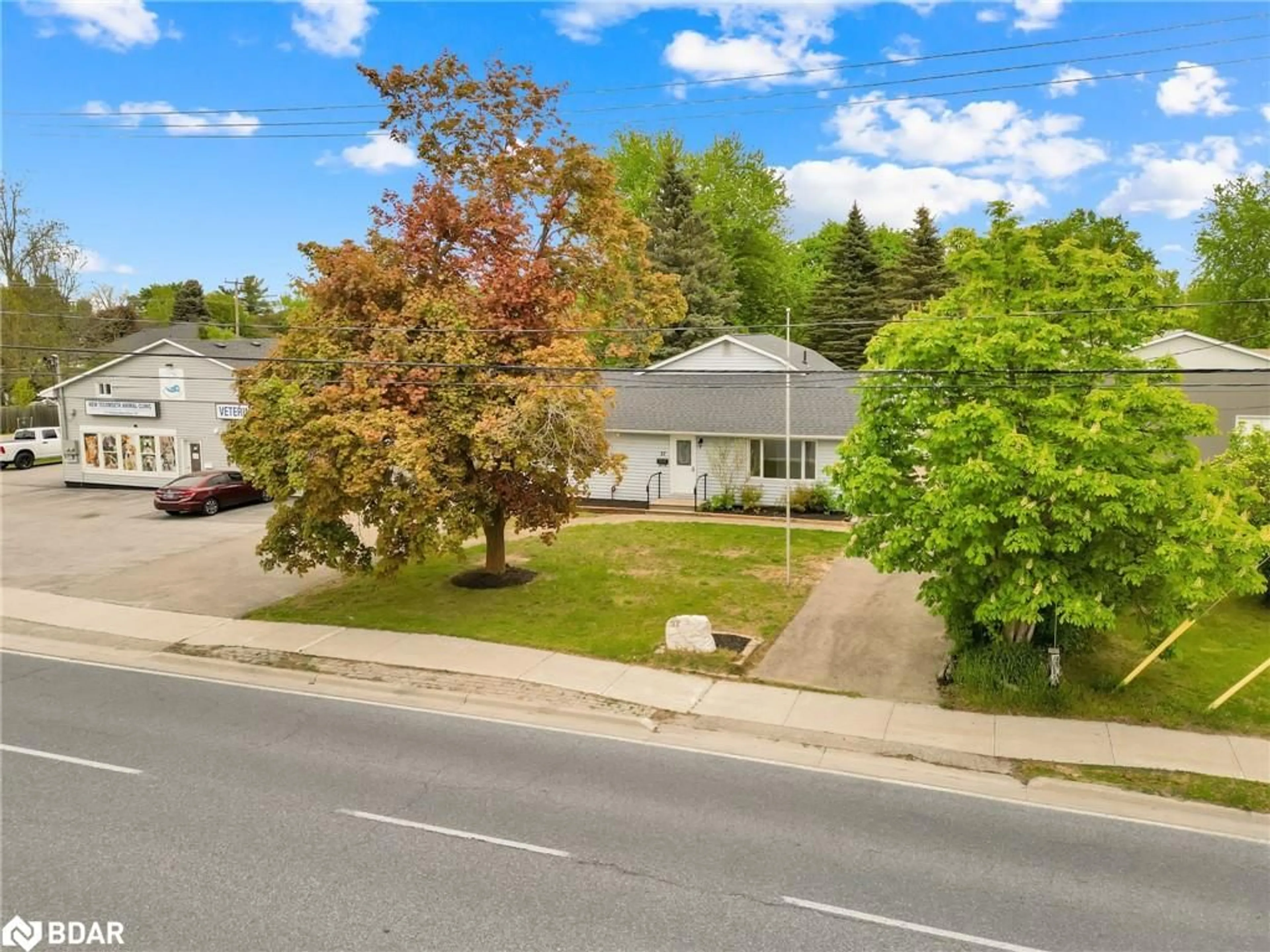 A pic from outside/outdoor area/front of a property/back of a property/a pic from drone, street for 37 Tottenham Rd, Alliston Ontario L9R 1J9