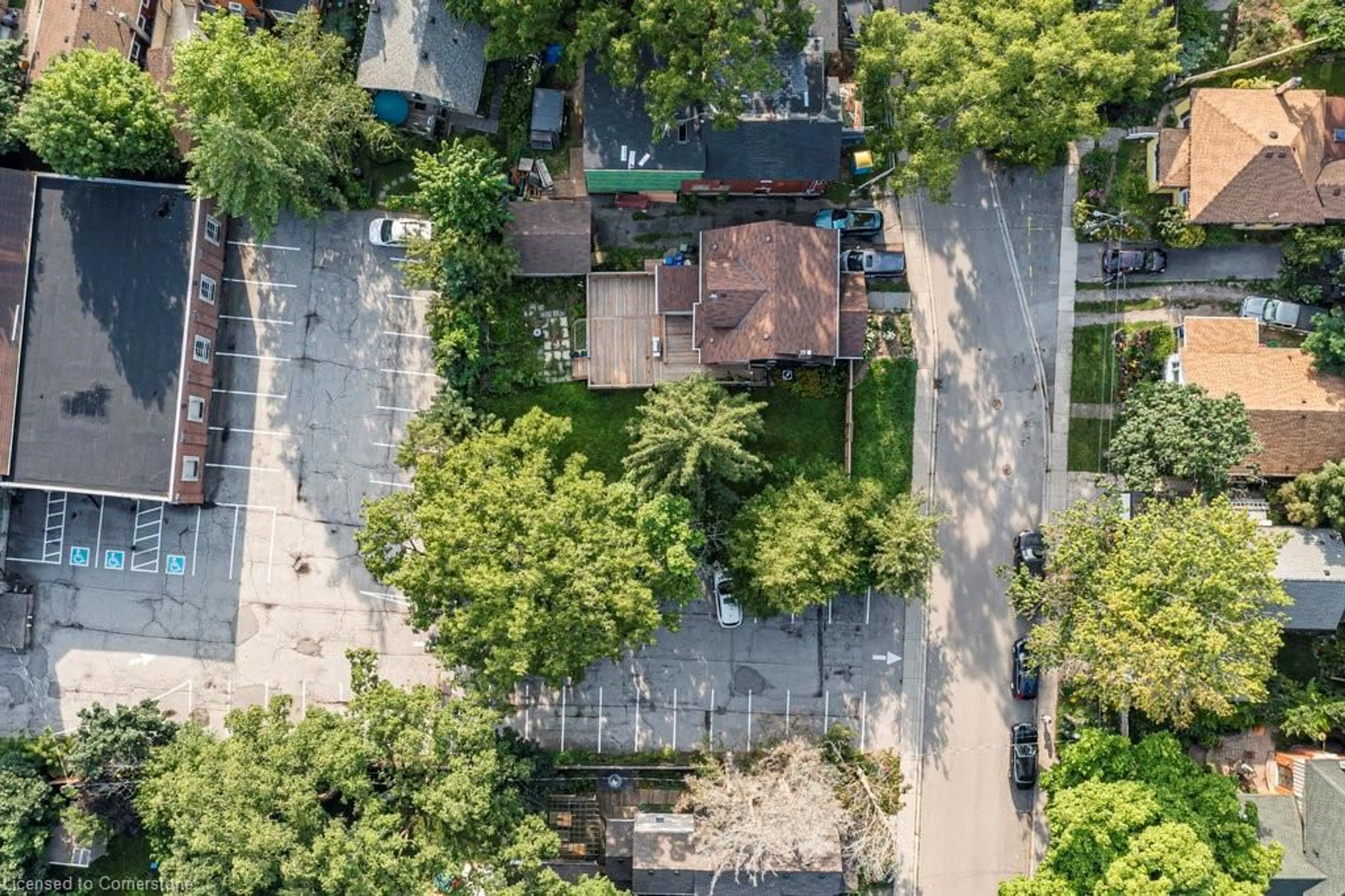 A pic from outside/outdoor area/front of a property/back of a property/a pic from drone, city buildings view from balcony for 112 Victoria St, Dundas Ontario L9H 2C3