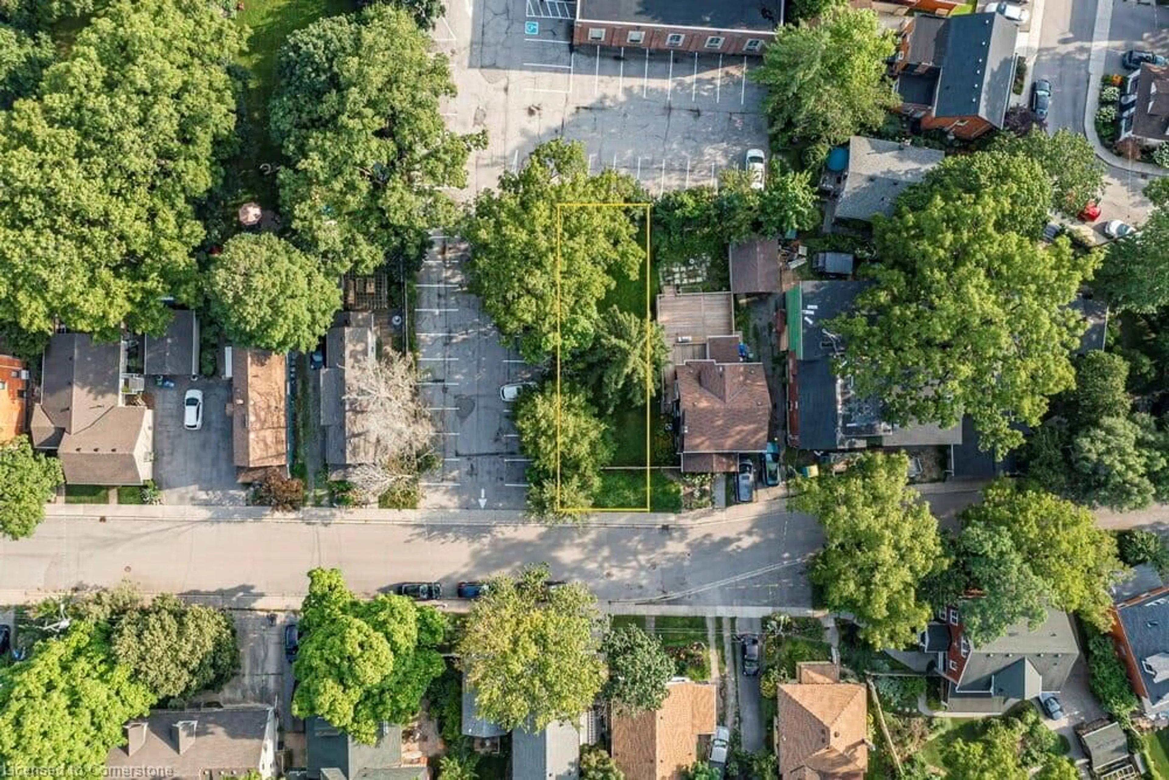 A pic from outside/outdoor area/front of a property/back of a property/a pic from drone, street for 112 Victoria St, Dundas Ontario L9H 2C3