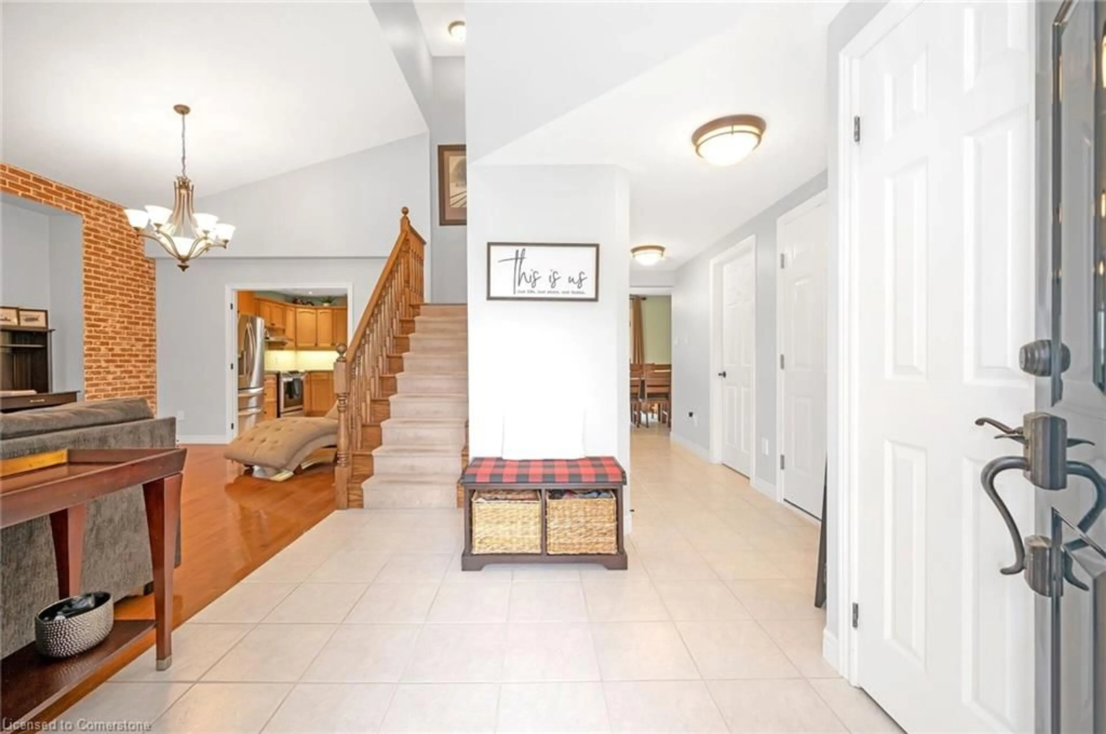 Indoor foyer for 5 Dunrobin Dr, Caledonia Ontario N3W 2N9