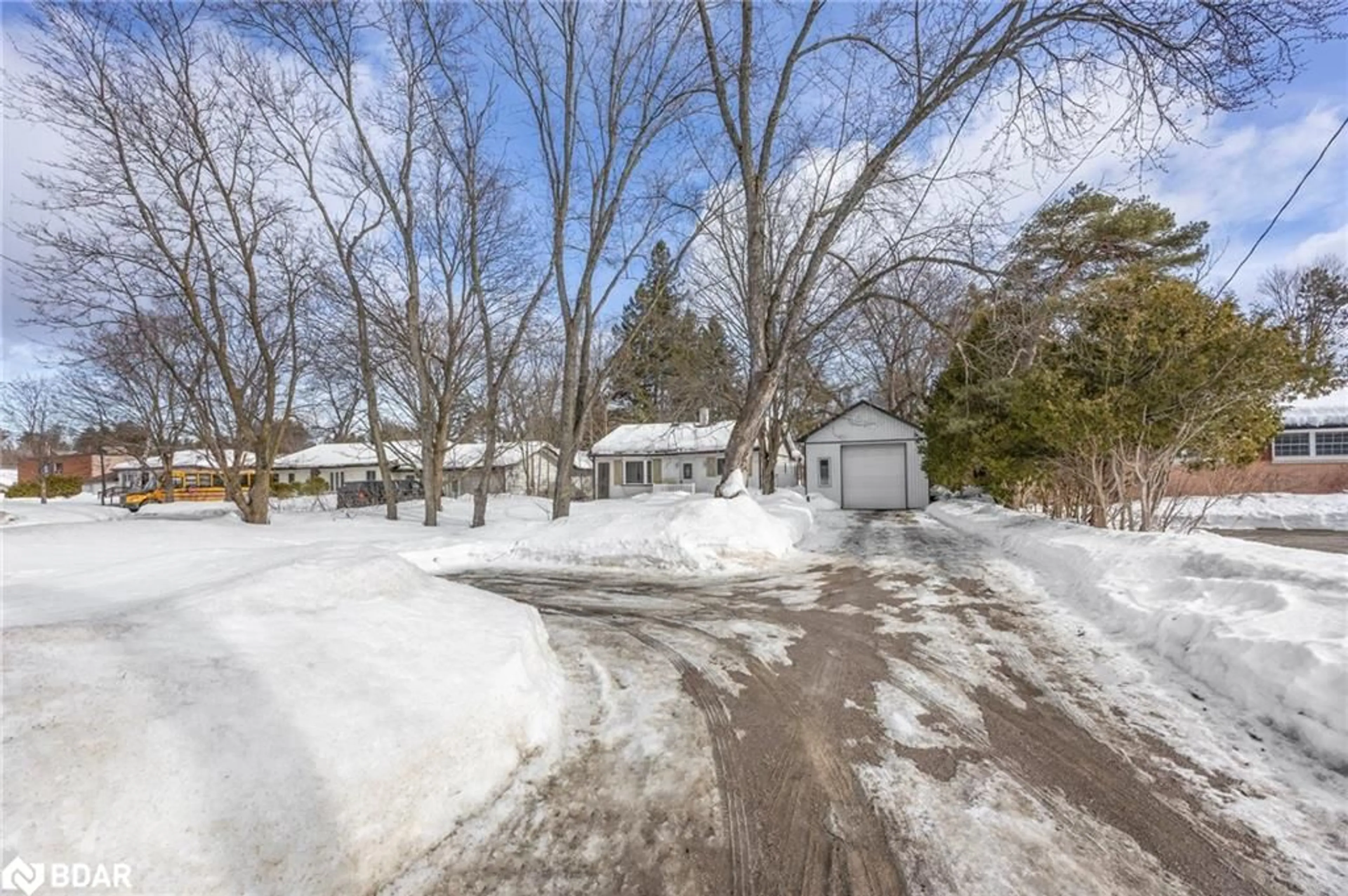 A pic from outside/outdoor area/front of a property/back of a property/a pic from drone, street for 1213 Bayfield St N St, Midhurst Ontario L9X 0N6