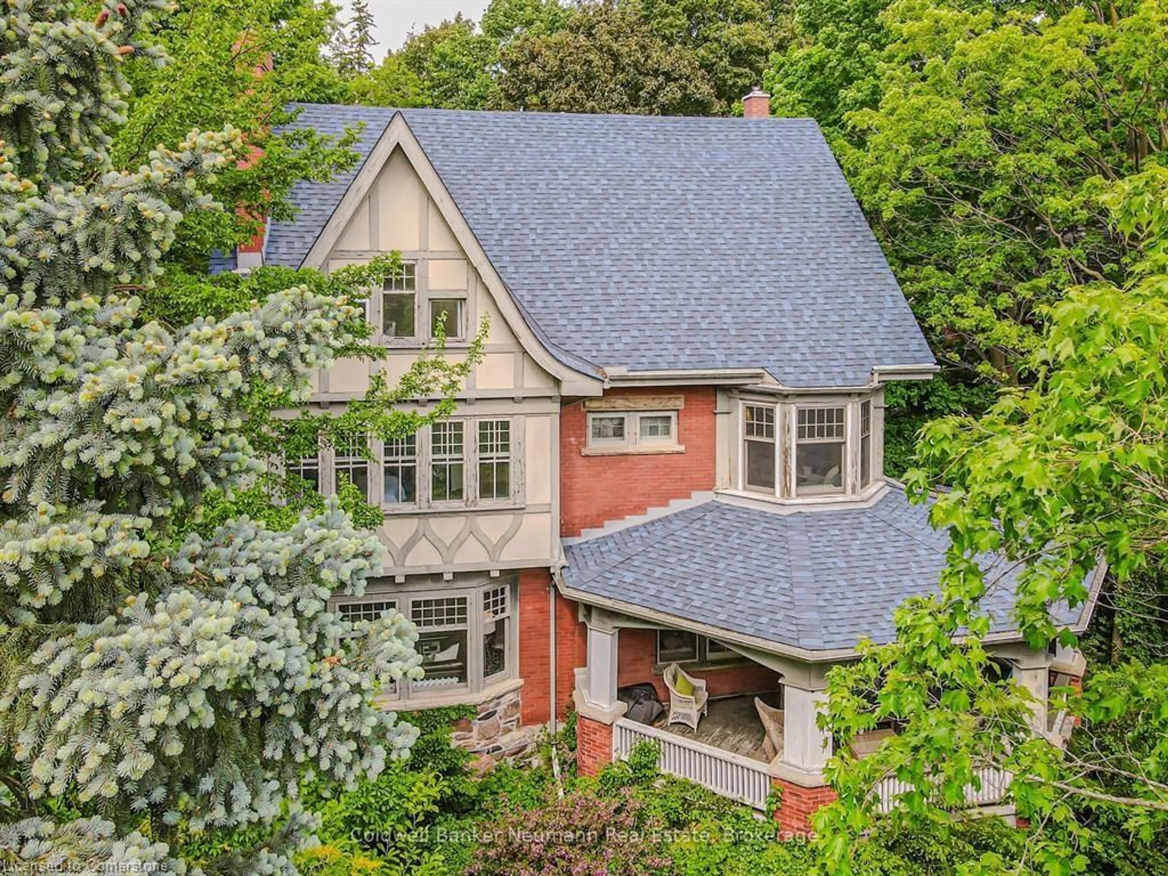 A pic from outside/outdoor area/front of a property/back of a property/a pic from drone, street for 35 Queen St, Guelph Ontario N1E 4R5