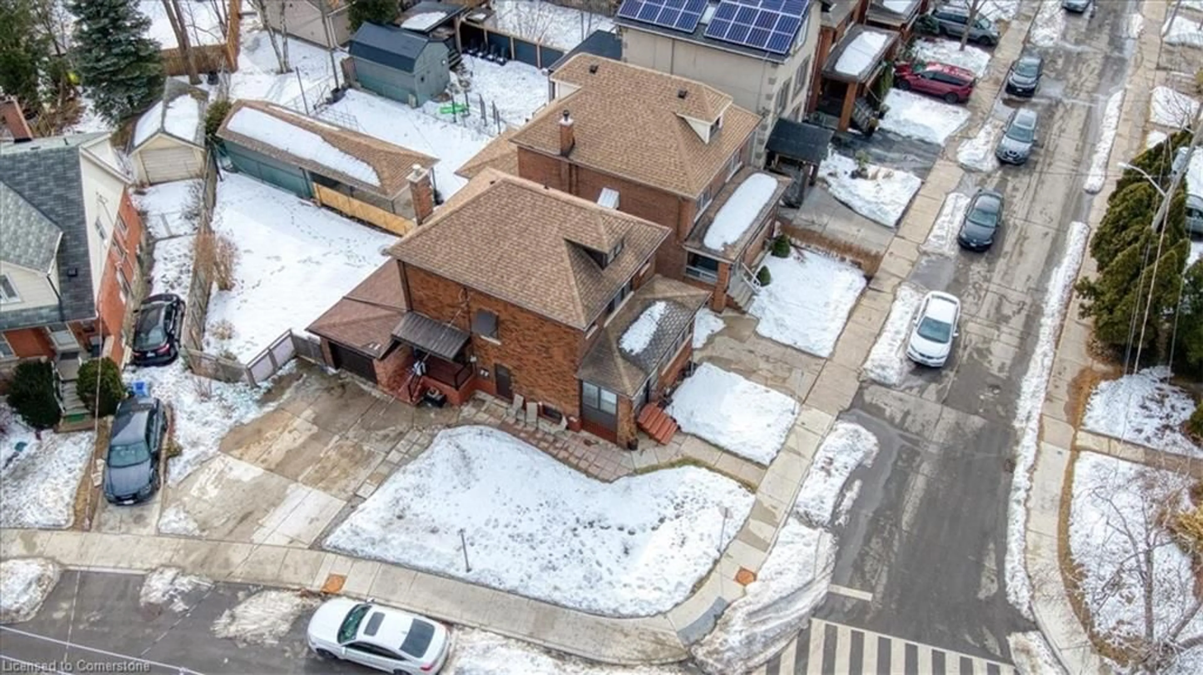 A pic from outside/outdoor area/front of a property/back of a property/a pic from drone, unknown for 1 Barclay St, Hamilton Ontario L8S 1P1