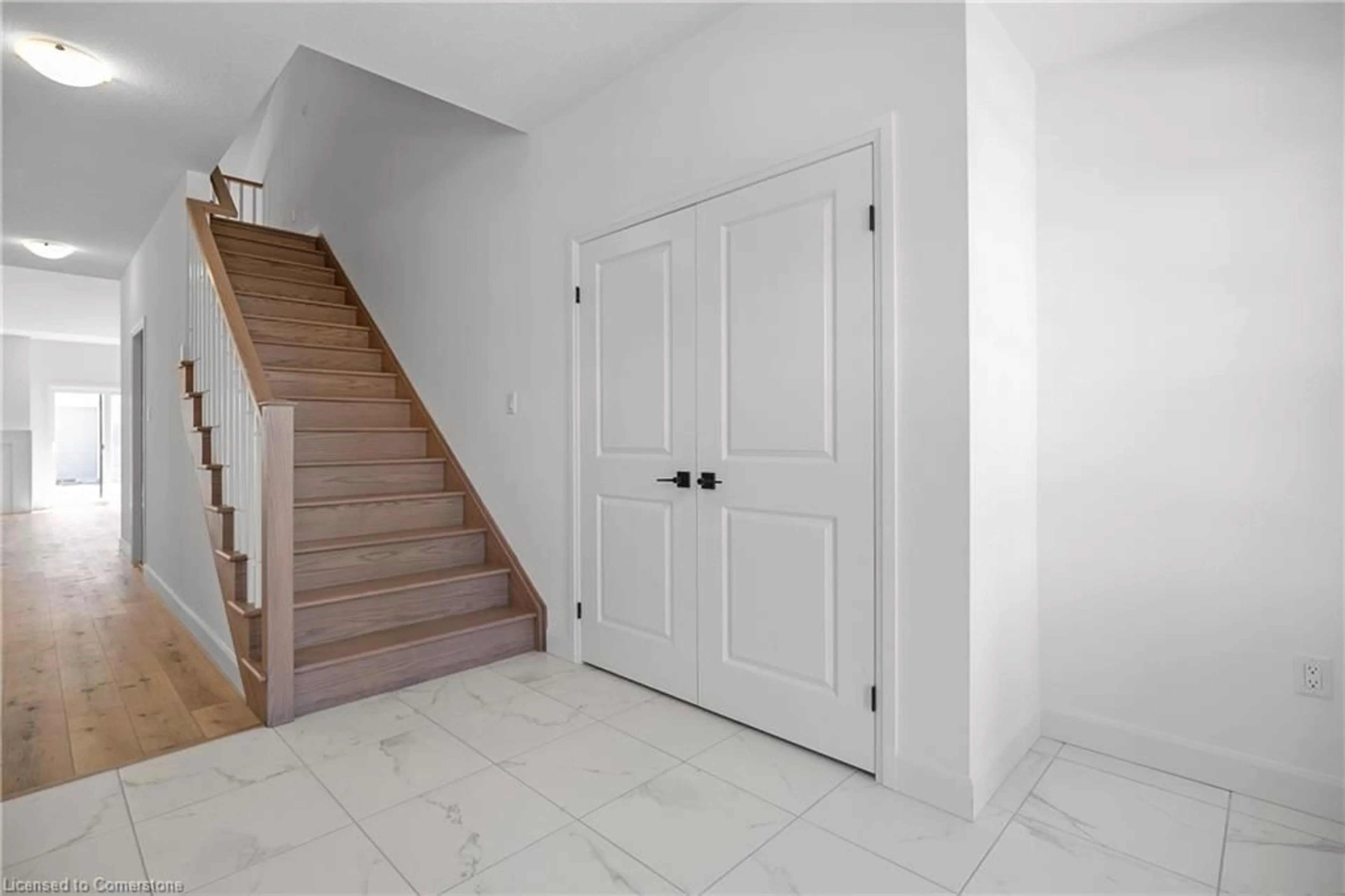 Indoor entryway for 26 Beachwalk Cres, Crystal Beach Ontario L0S 1N0