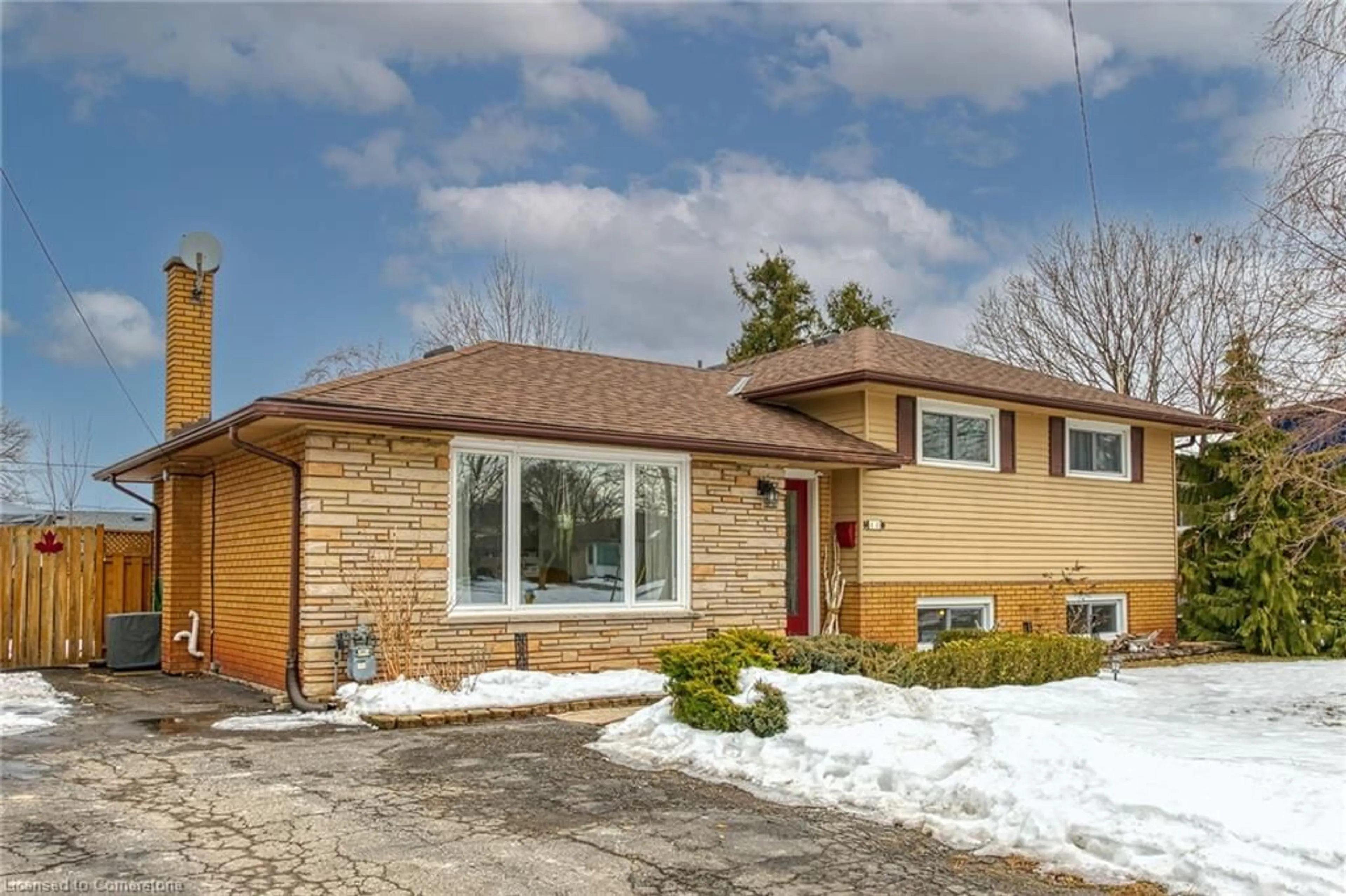 Home with brick exterior material, street for 10 Almond Gdns, Grimsby Ontario L3M 2K1