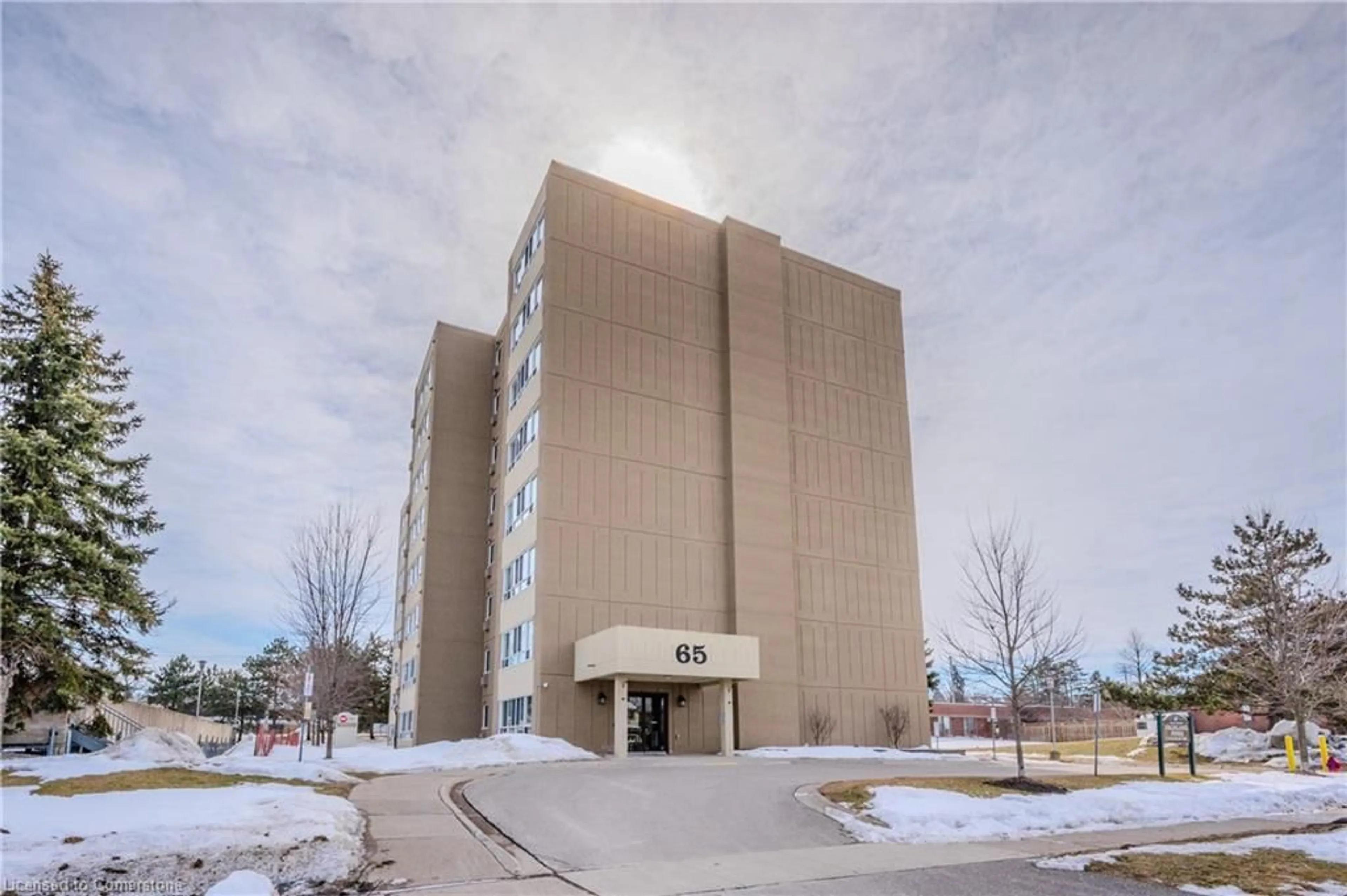 Indoor foyer for 65 Highland Cres #806, Kitchener Ontario N2M 5M8