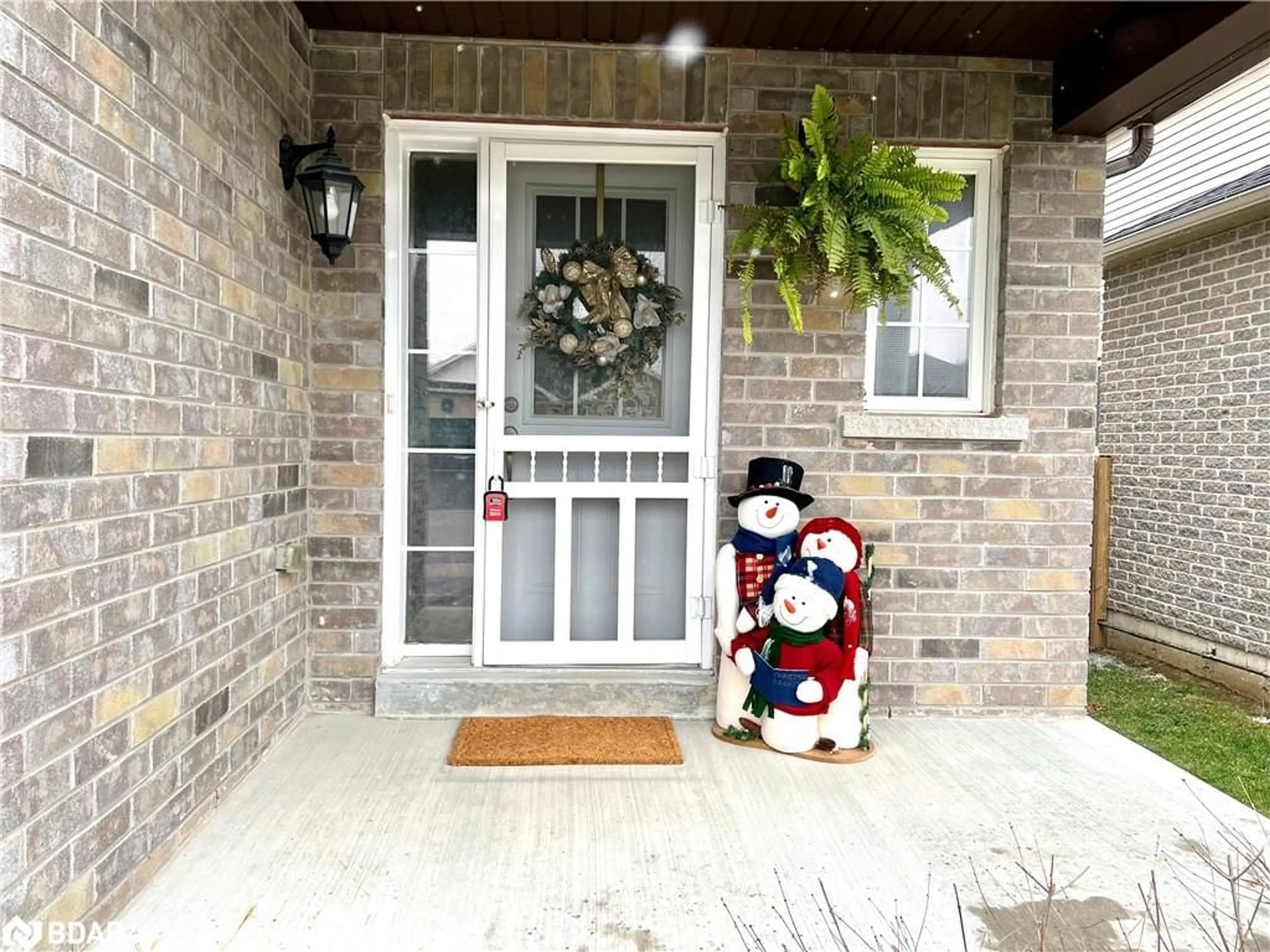 Indoor entryway for Rd, Lindsay Ontario K9V 0E4