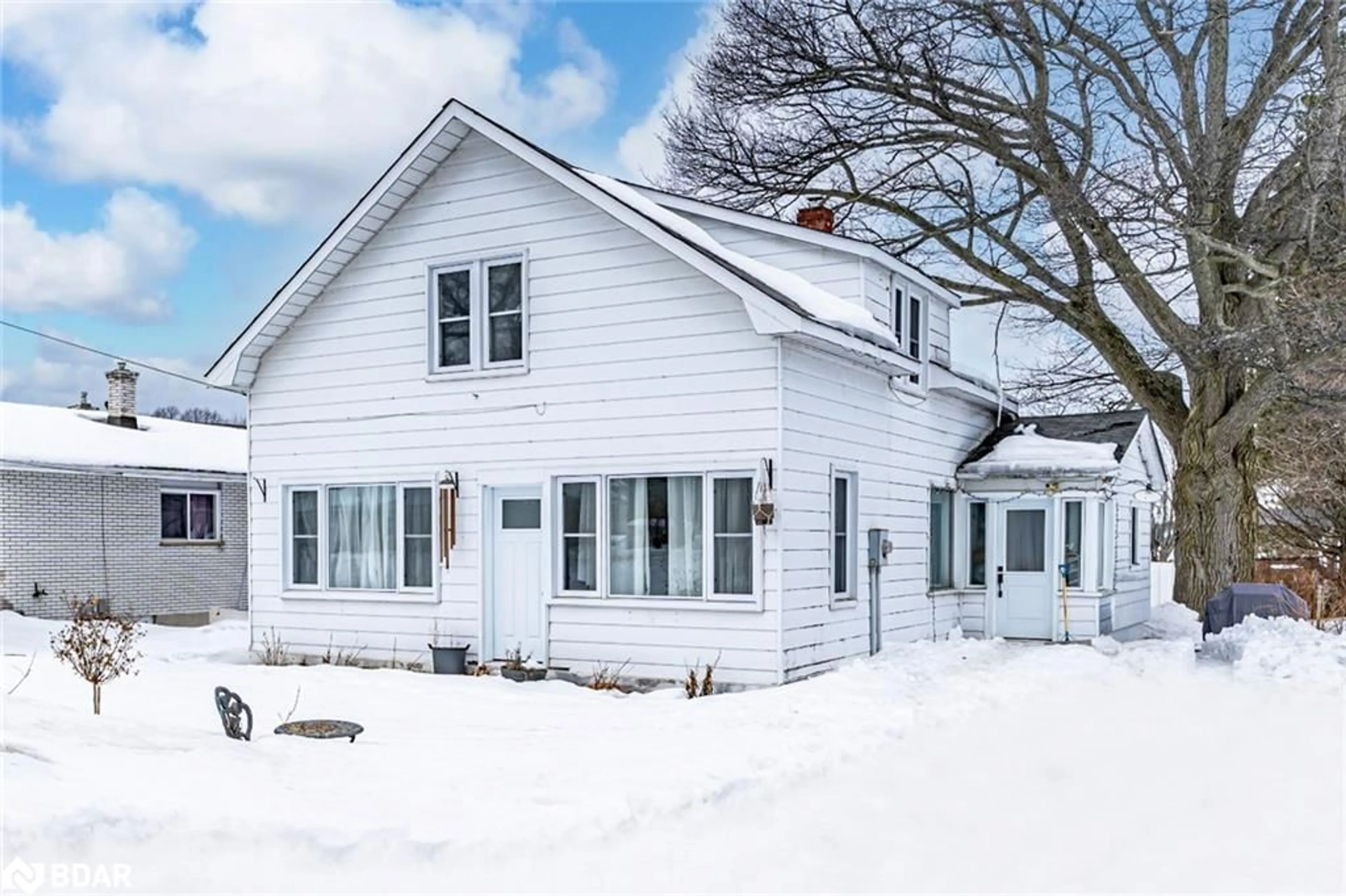 Home with vinyl exterior material, street for 8 Balm Beach Road West, Perkinsfield Ontario L0L 2J0