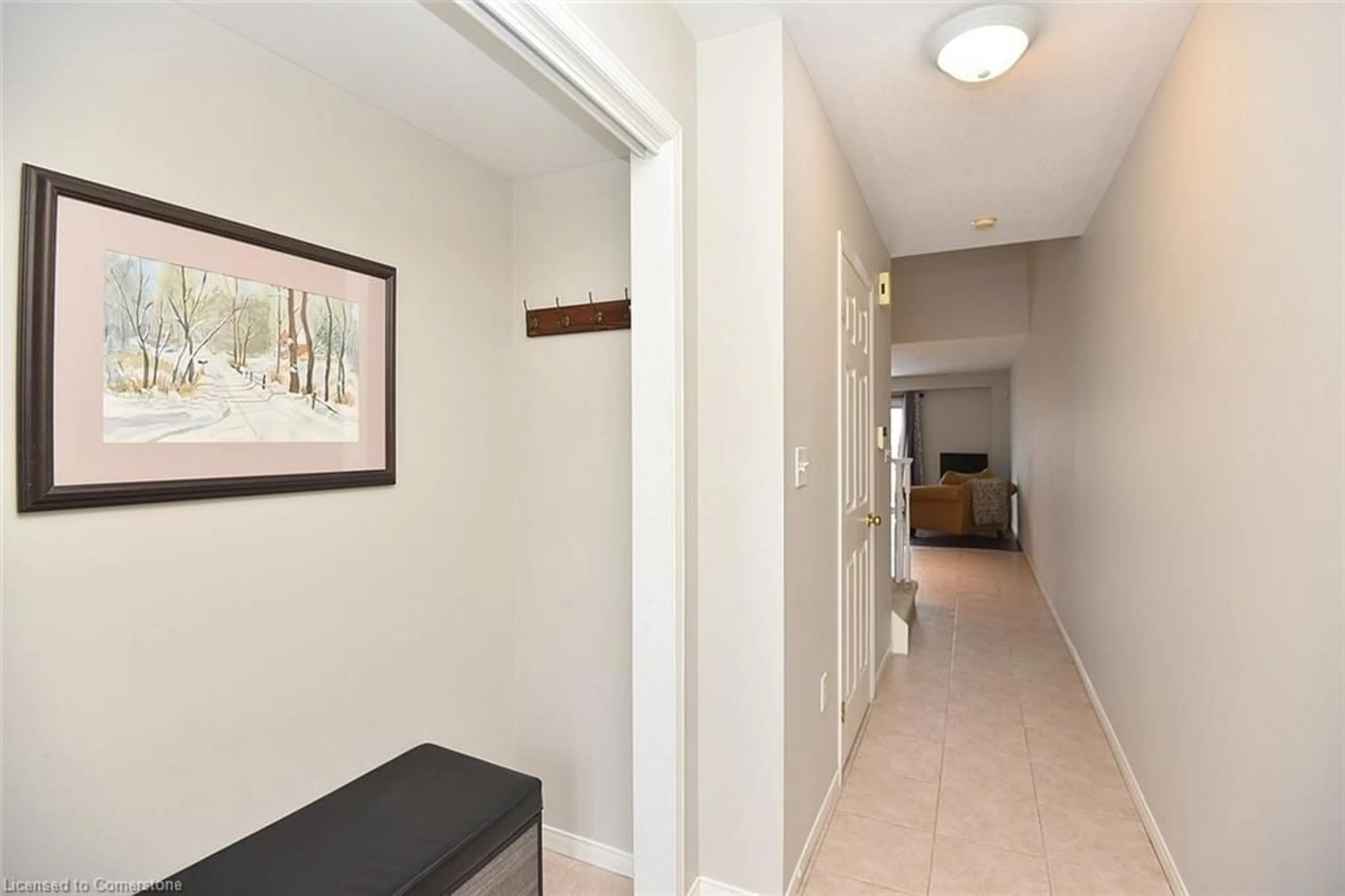 Indoor entryway for 174 Highbury Dr #5, Stoney Creek Ontario L8J 3T8