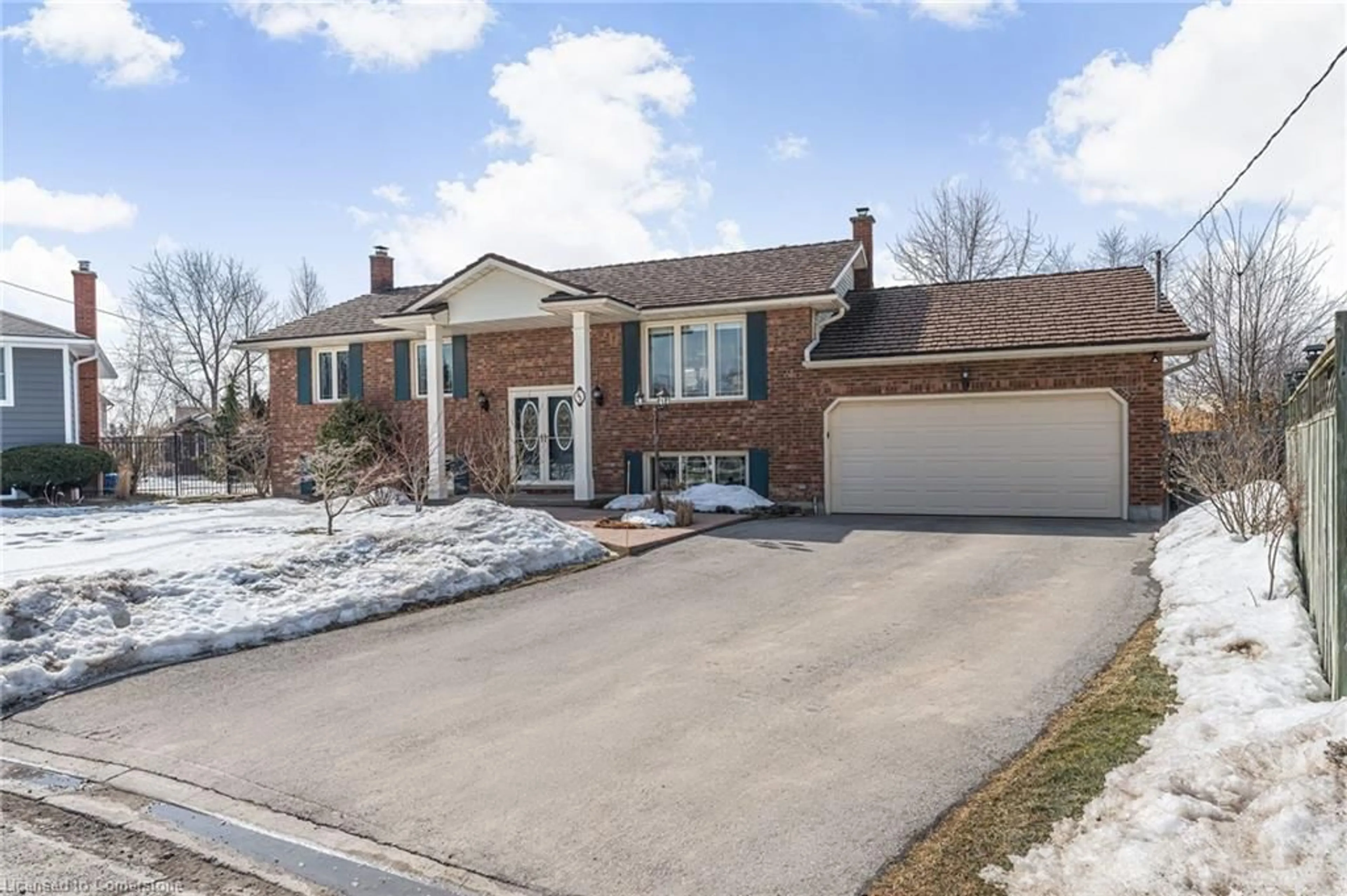 Home with brick exterior material, street for 32 Killins St, Smithville Ontario L0R 2A0