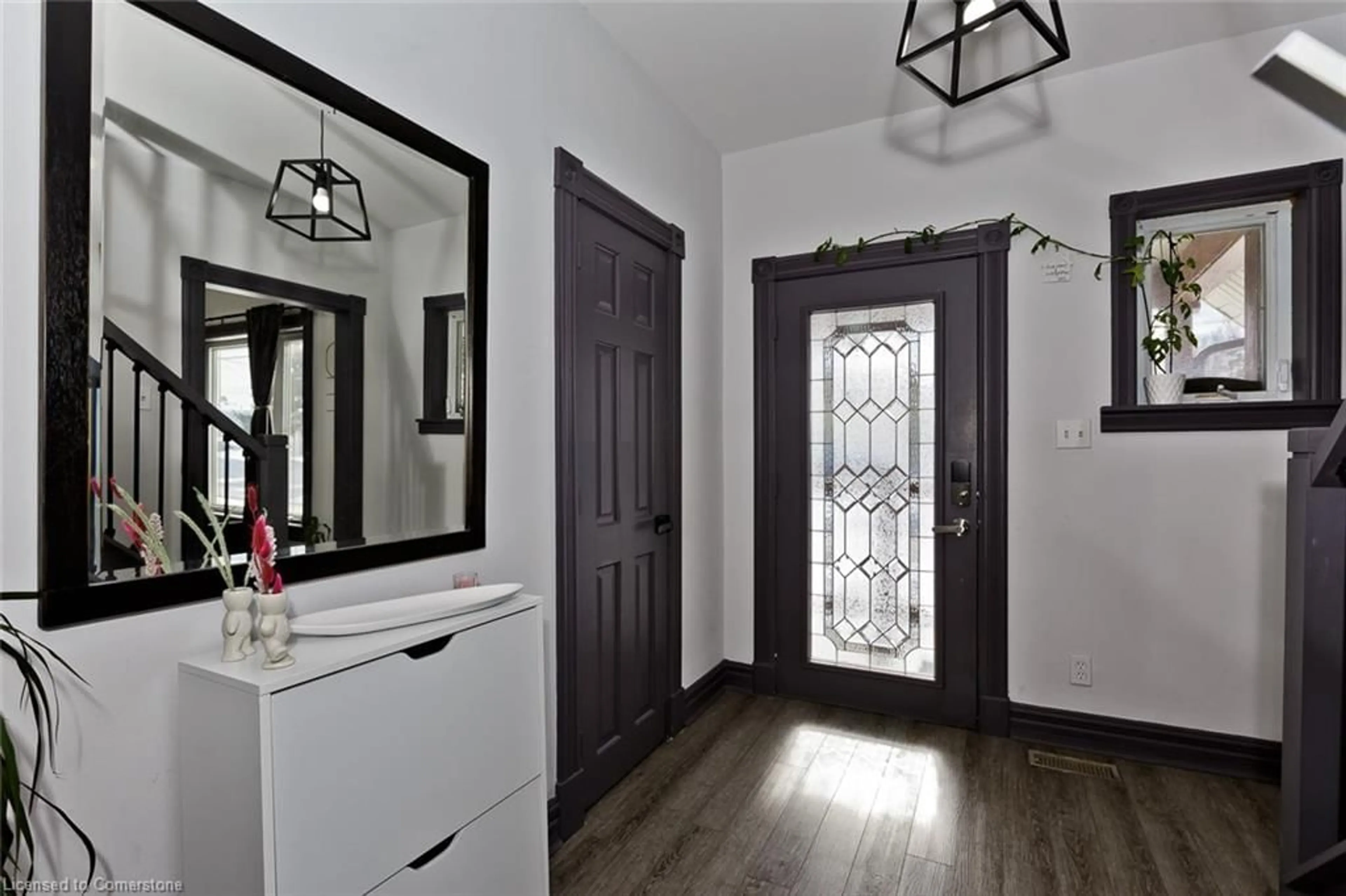 Indoor entryway for 16 Walter St, Brantford Ontario N3S 1N5