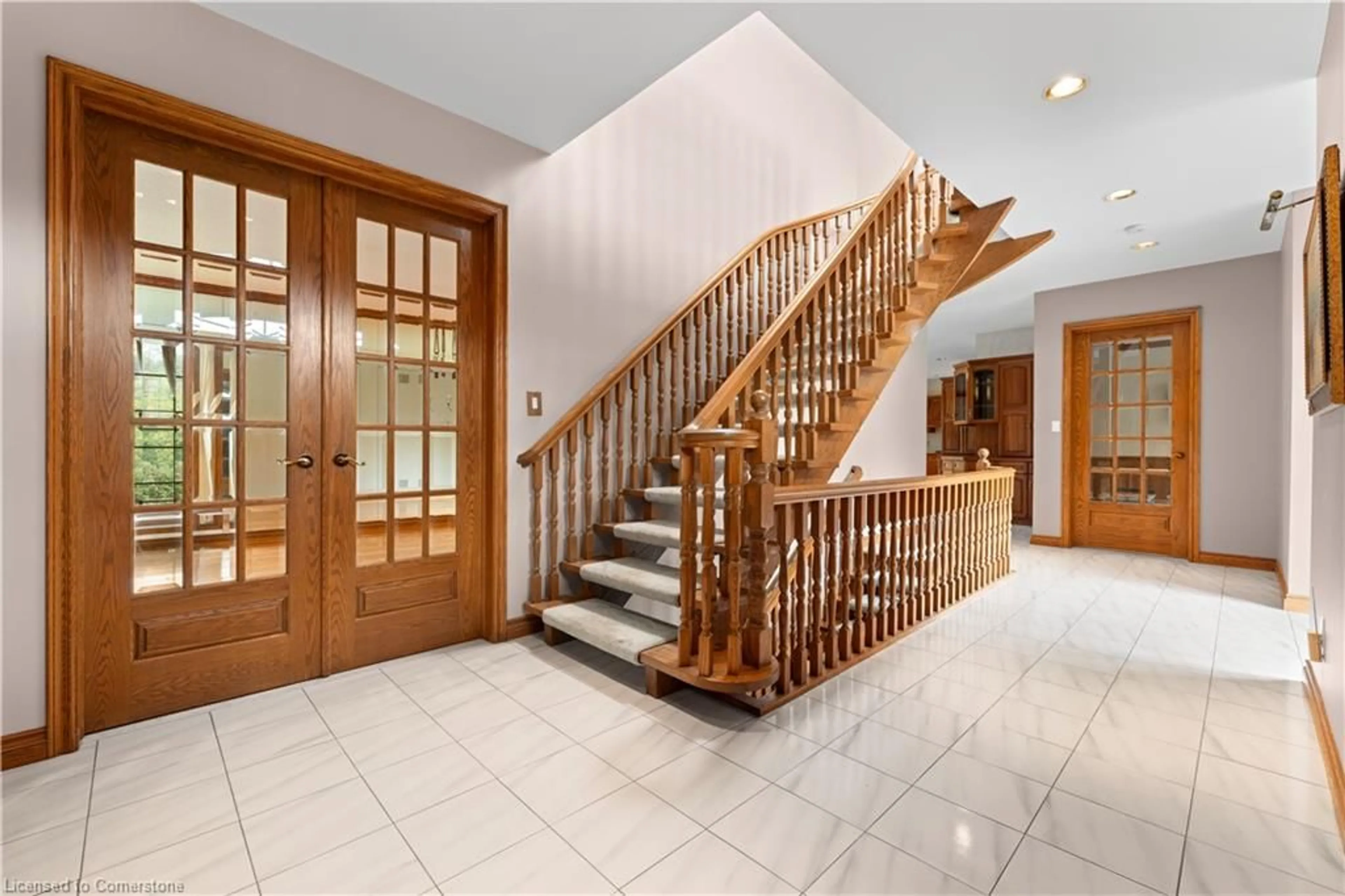 Indoor foyer for 21 Woodland Acres Cres, Vaughan Ontario L6A 1G1