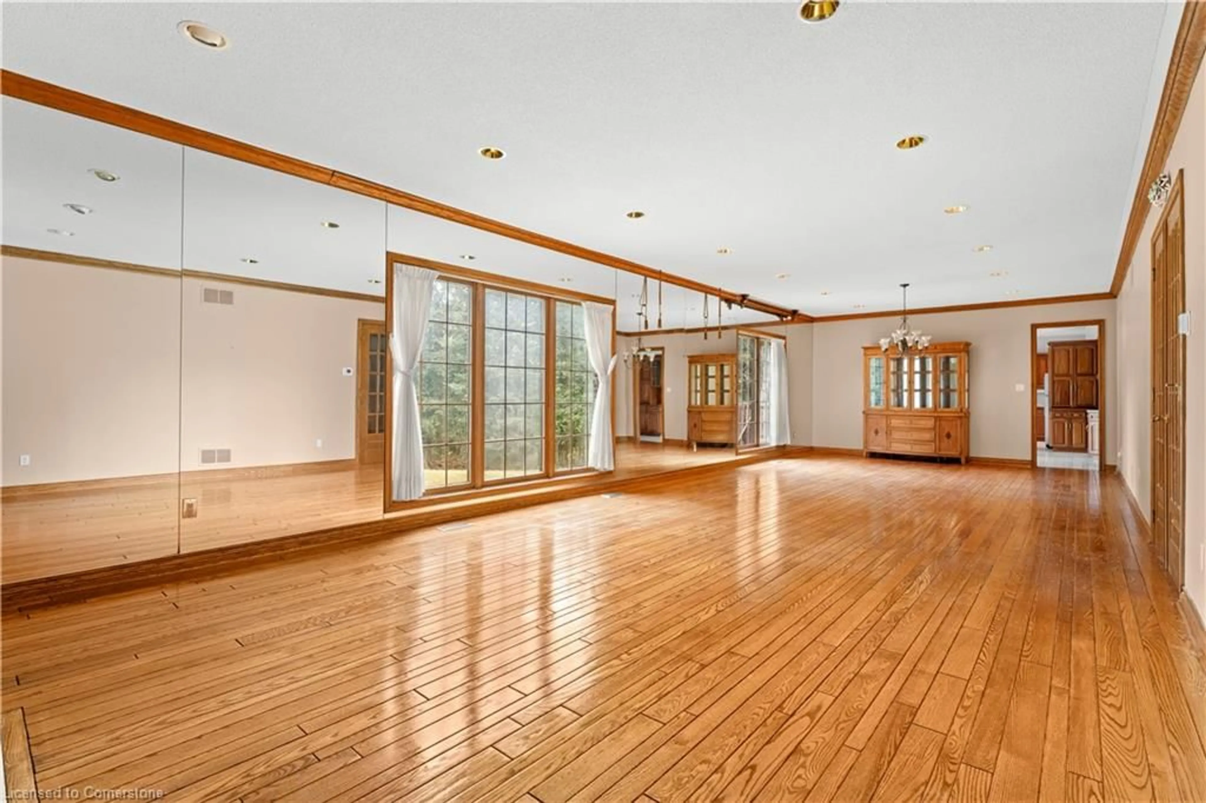 Indoor foyer for 21 Woodland Acres Cres, Vaughan Ontario L6A 1G1