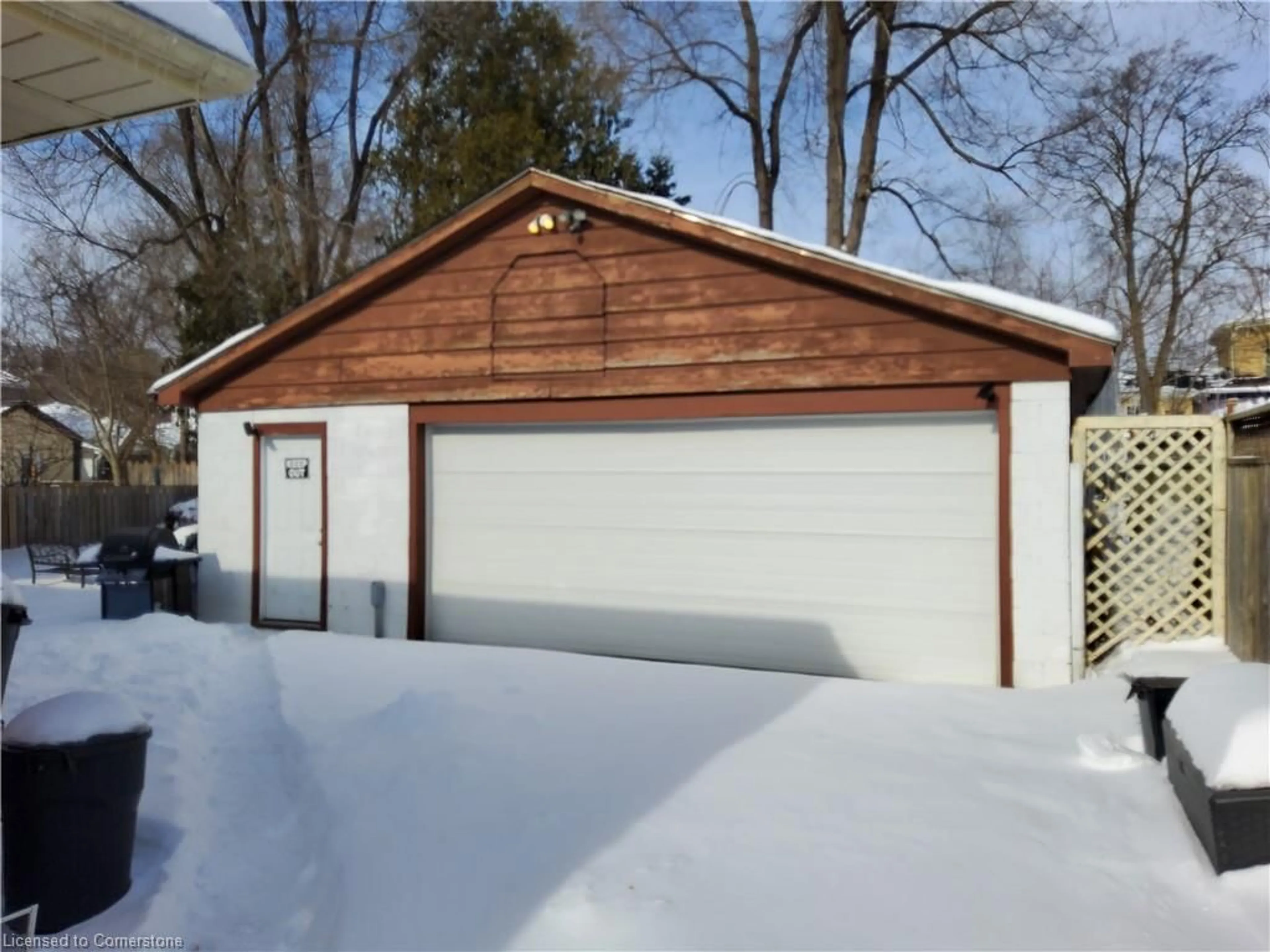 Indoor garage for 7 Usher St, Brantford Ontario N3R 1B8