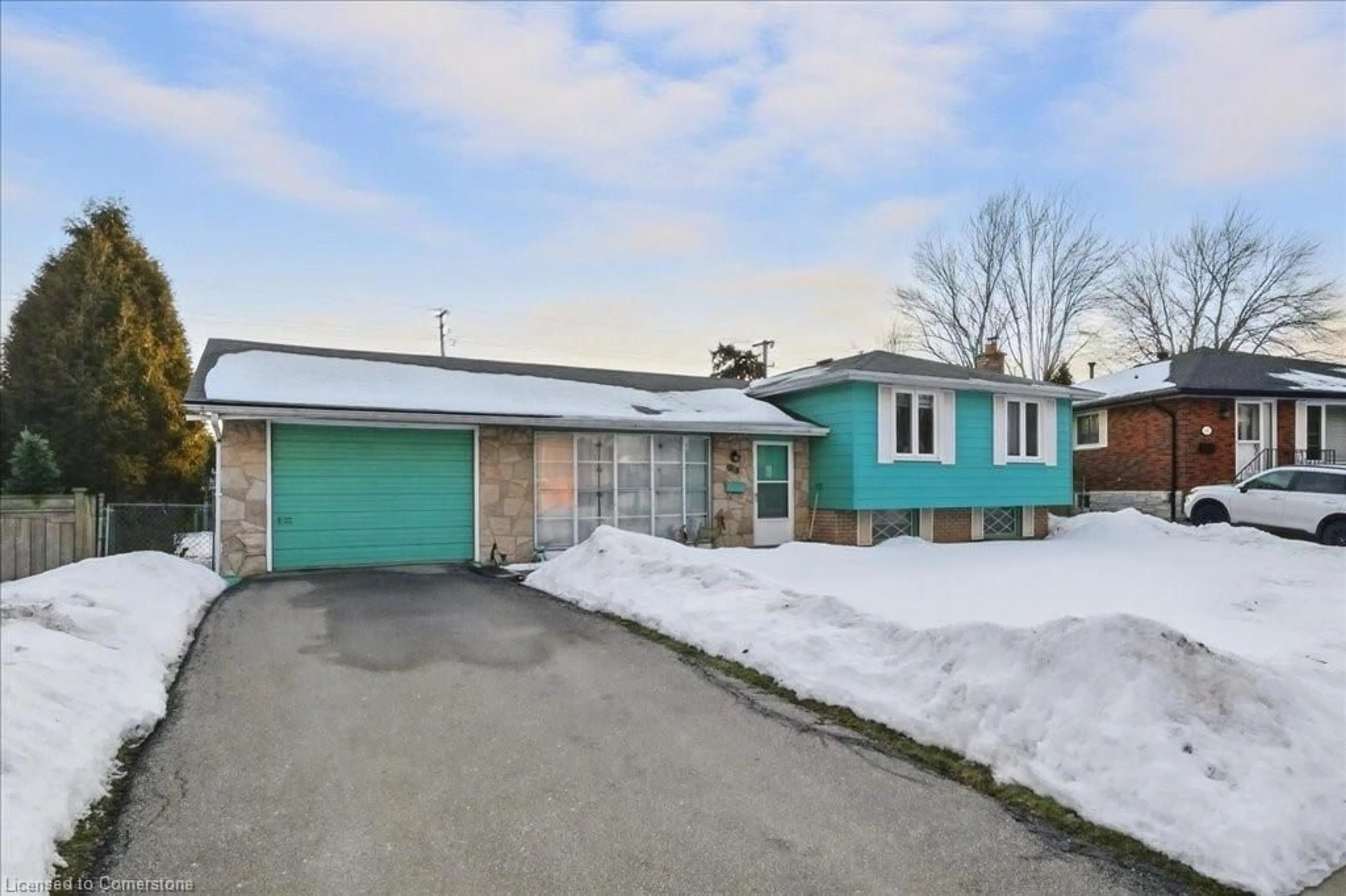 A pic from outside/outdoor area/front of a property/back of a property/a pic from drone, street for 618 Artreva Cres, Burlington Ontario L7L 2B6