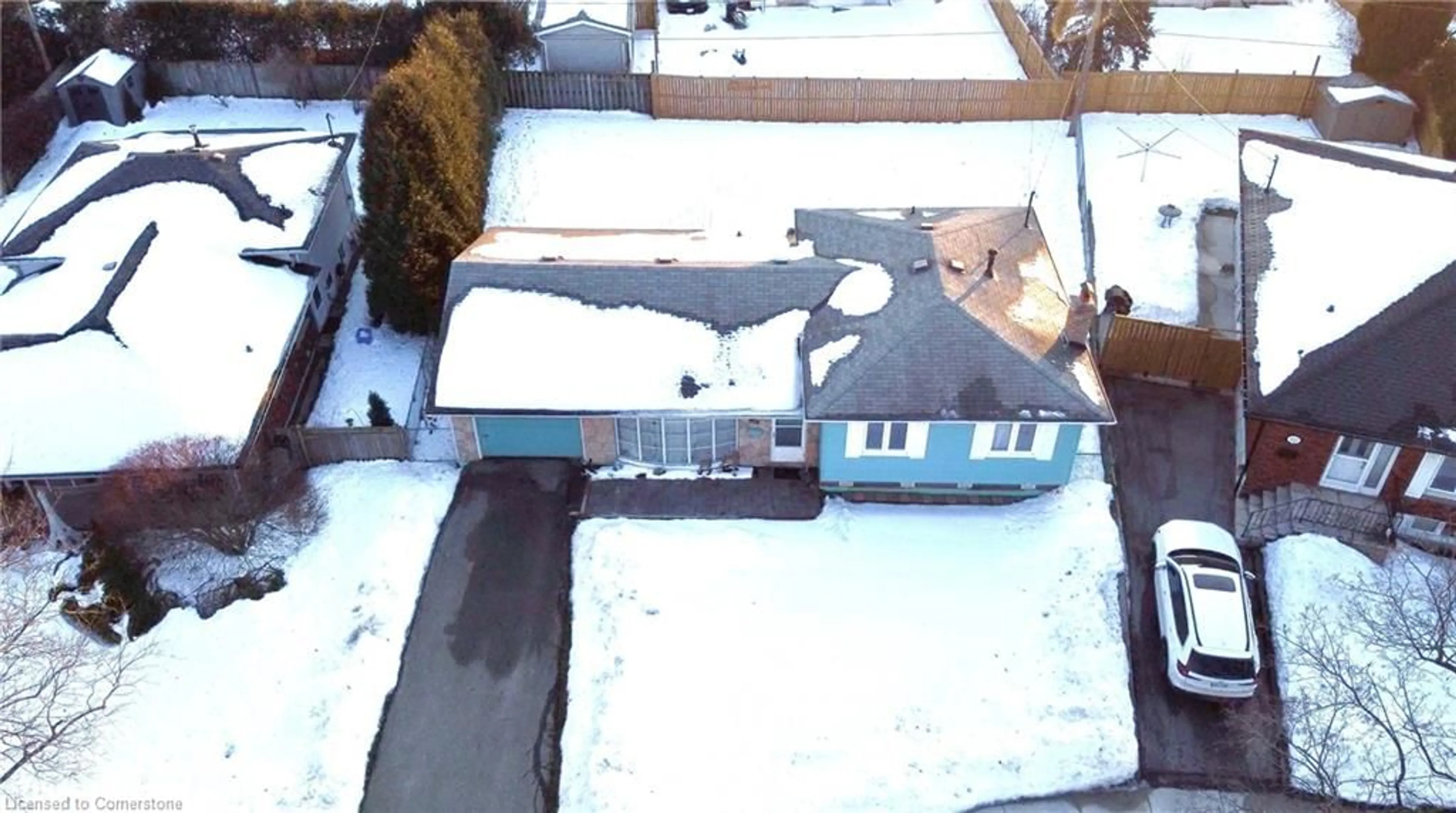 A pic from outside/outdoor area/front of a property/back of a property/a pic from drone, street for 618 Artreva Cres, Burlington Ontario L7L 2B6