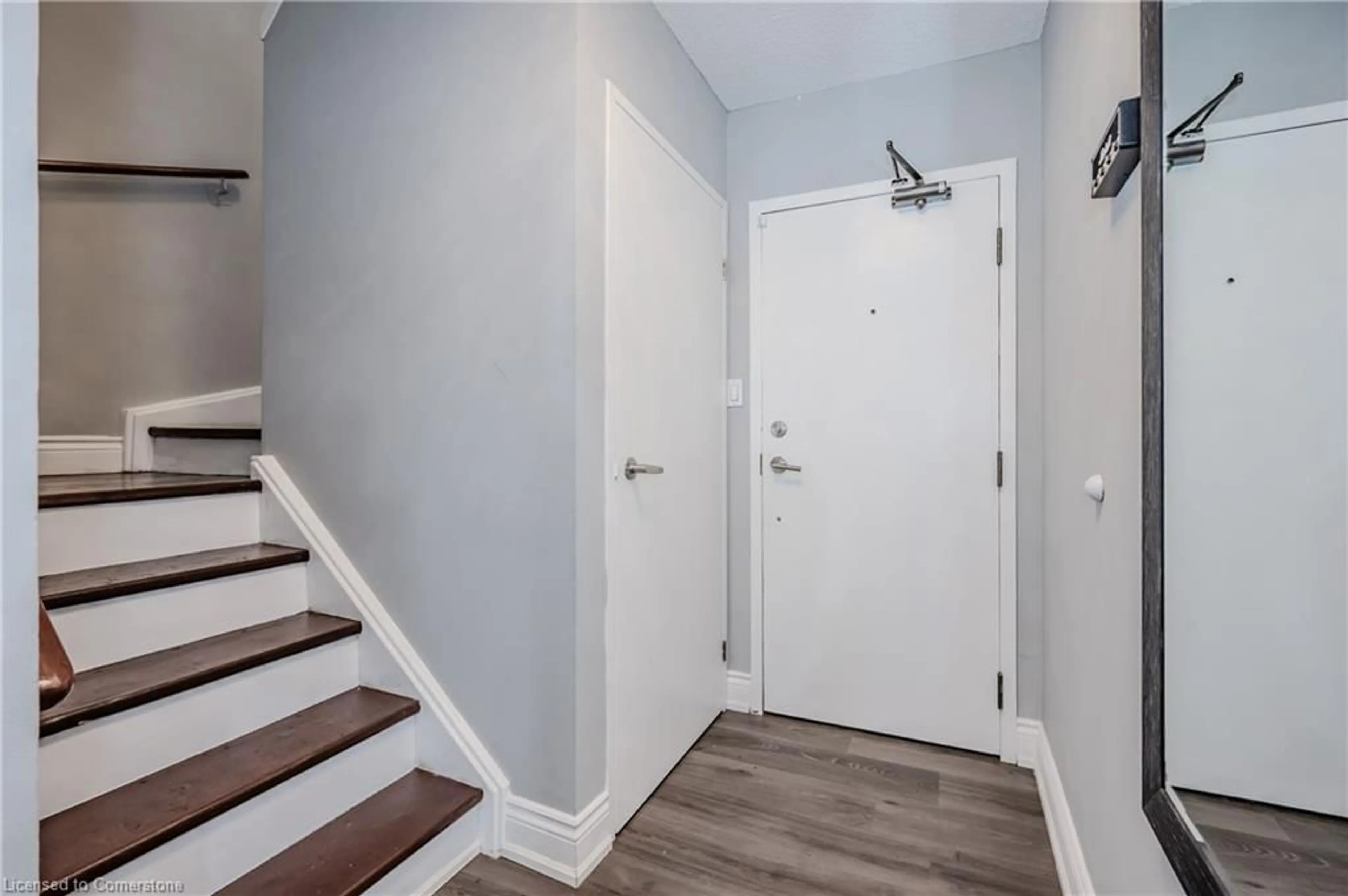 Indoor entryway for 1000 Cedarglen Gate #625, Mississauga Ontario L5C 3Z5
