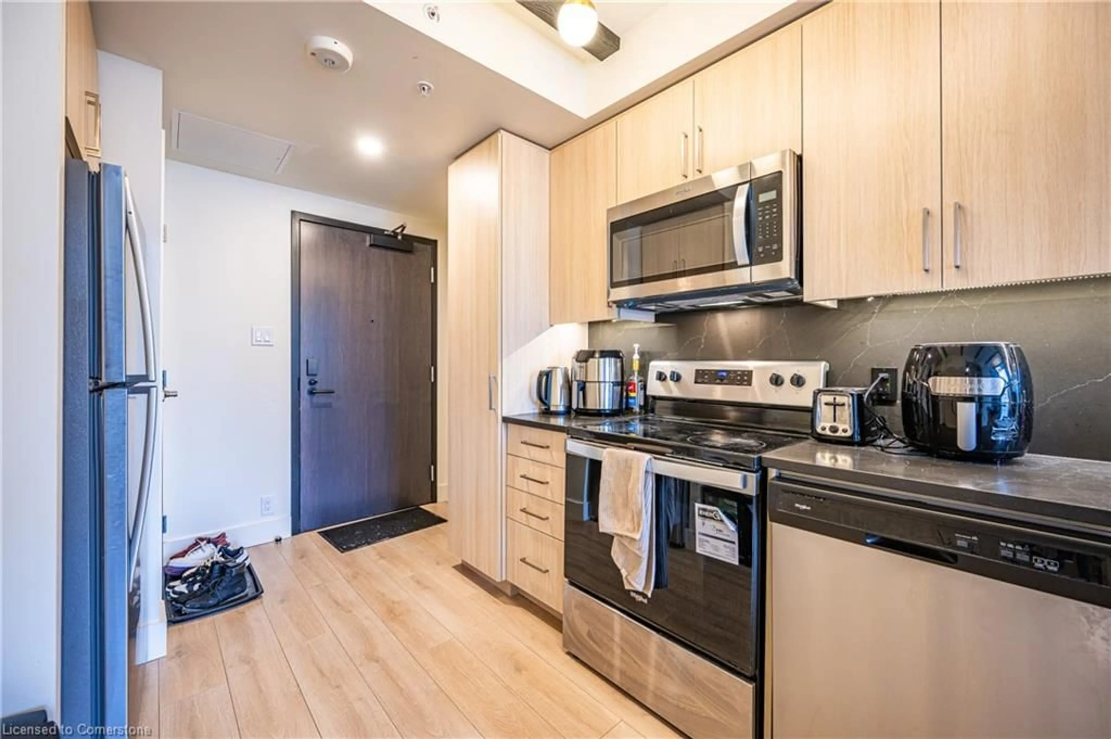 Standard kitchen, wood/laminate floor for 145 Columbia St #836, Waterloo Ontario N2L 0K7