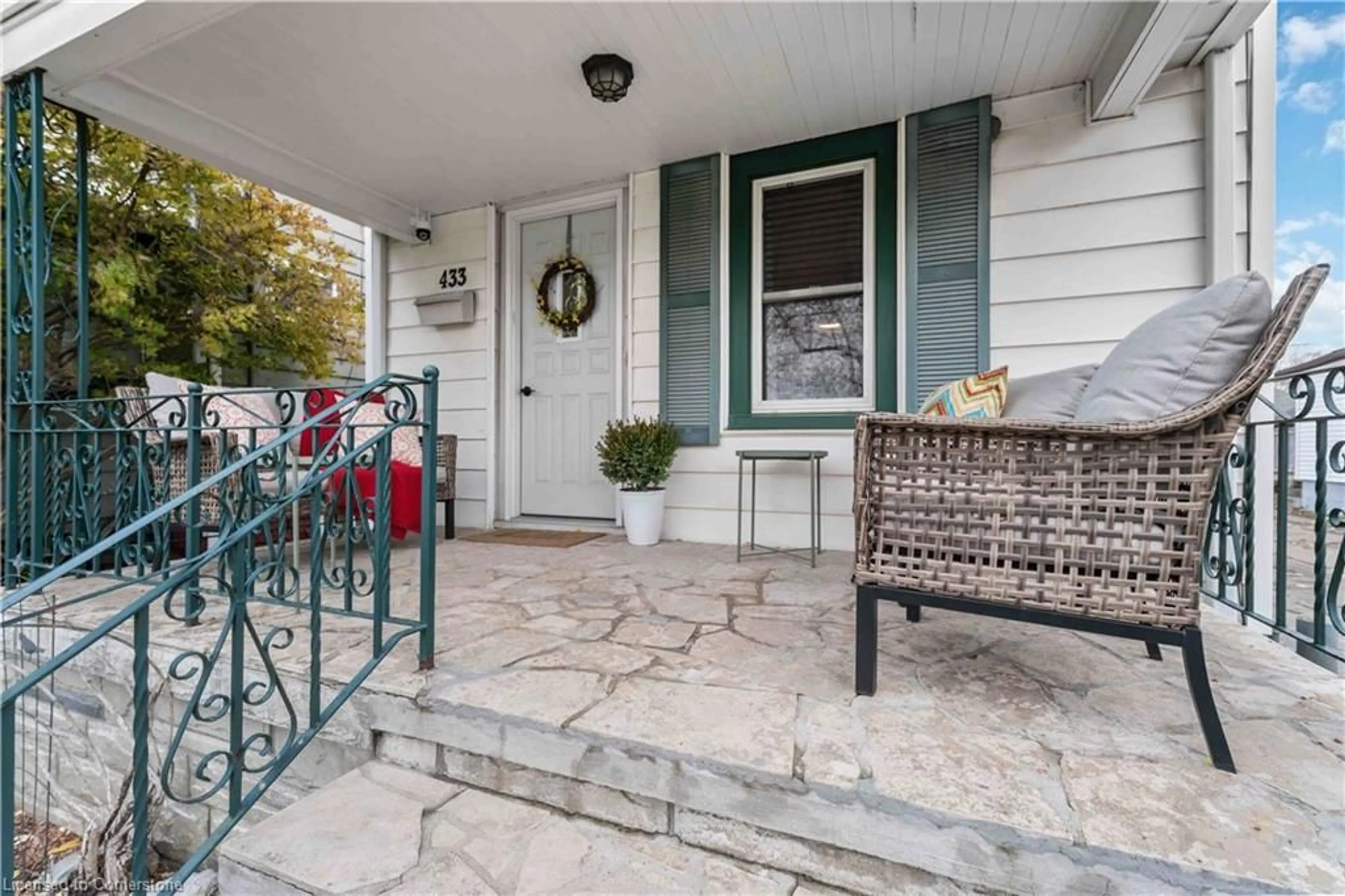 Patio, street for 433 Davis St, Port Colborne Ontario L3K 1Z7