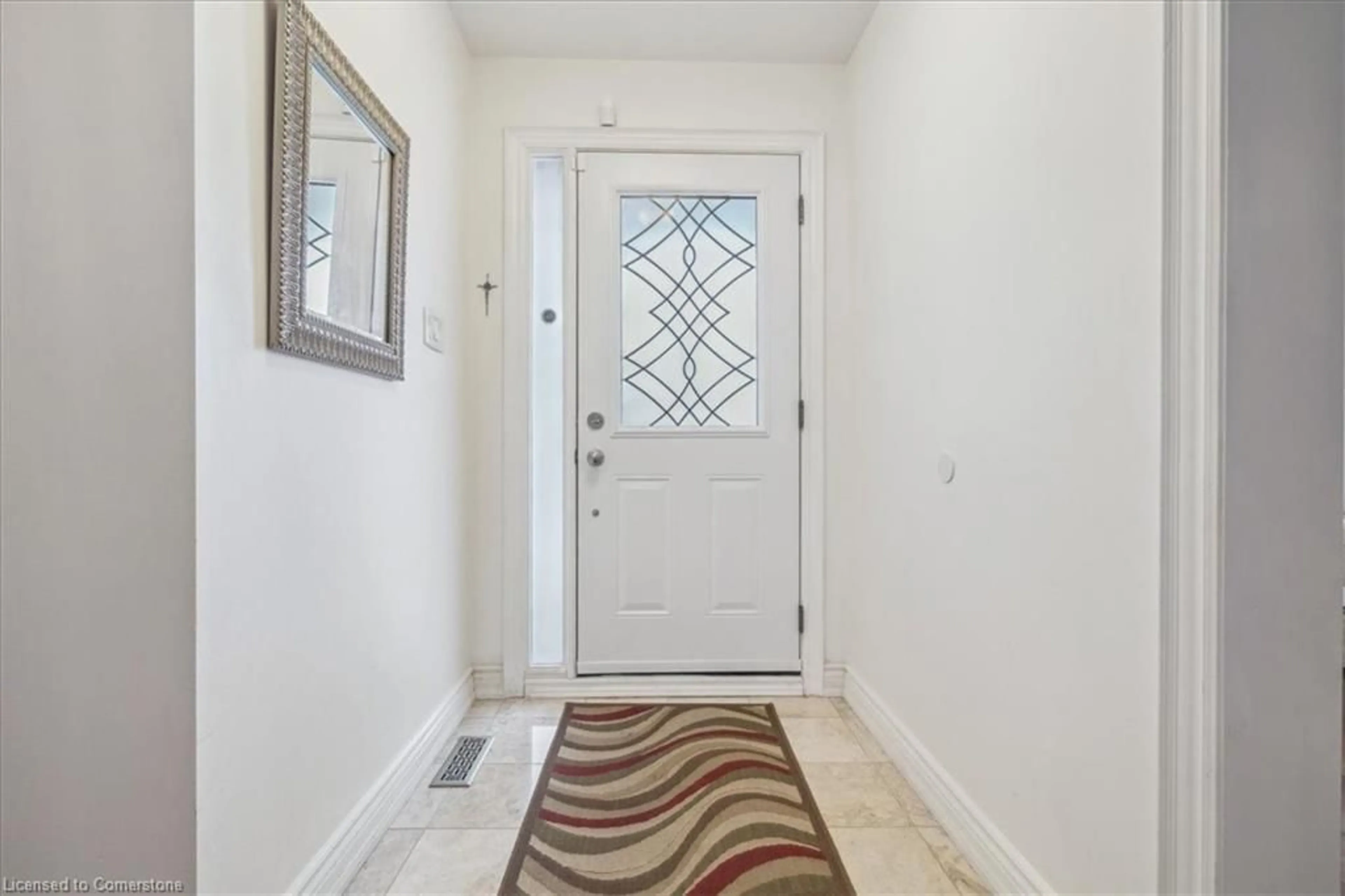 Indoor entryway for 588 Fairview Rd Rd, Mississauga Ontario L5B 3X3