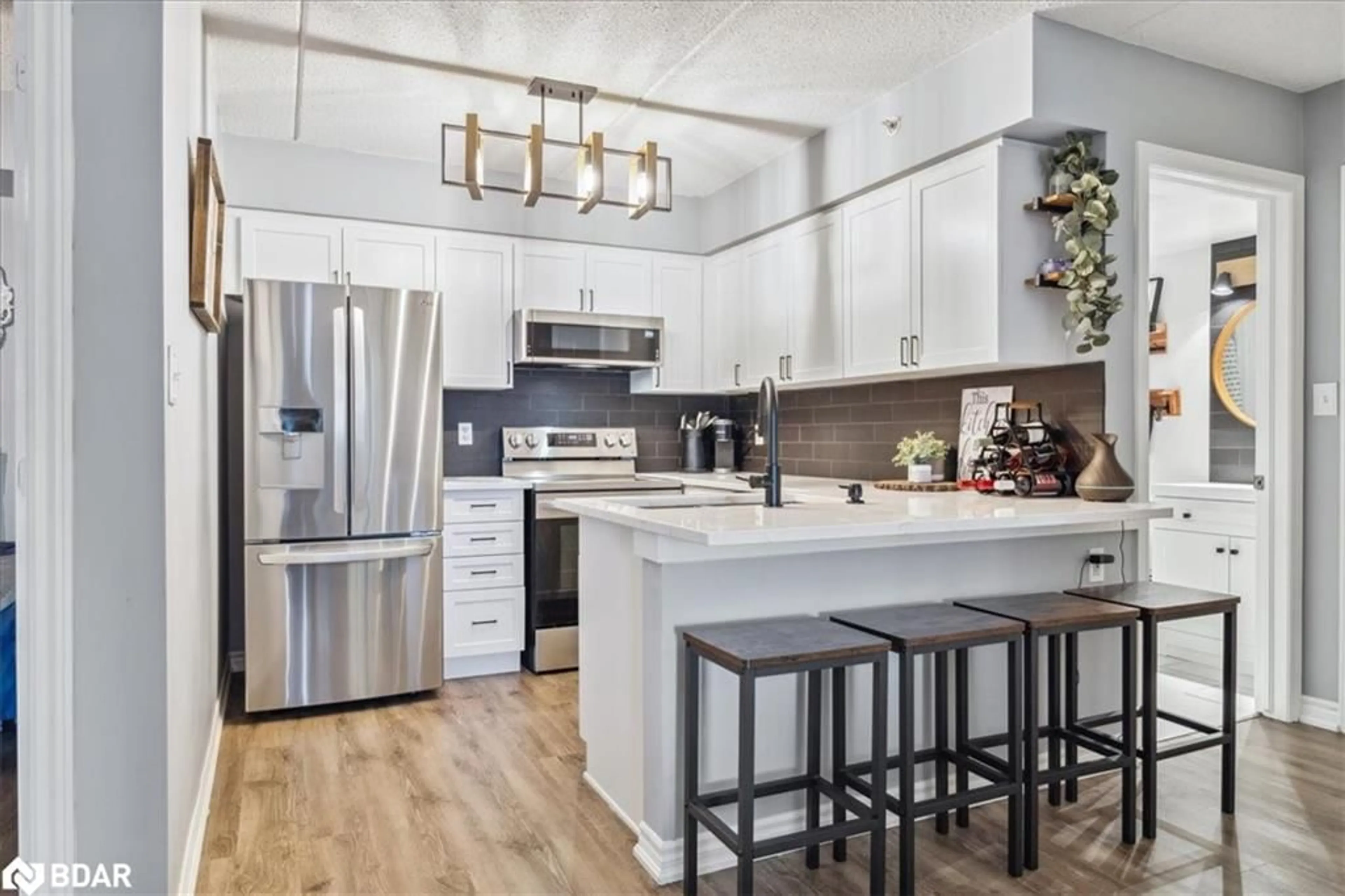 Open concept kitchen, wood/laminate floor for 2055 Appleby Line Line #306, Burlington Ontario L7L 7H1