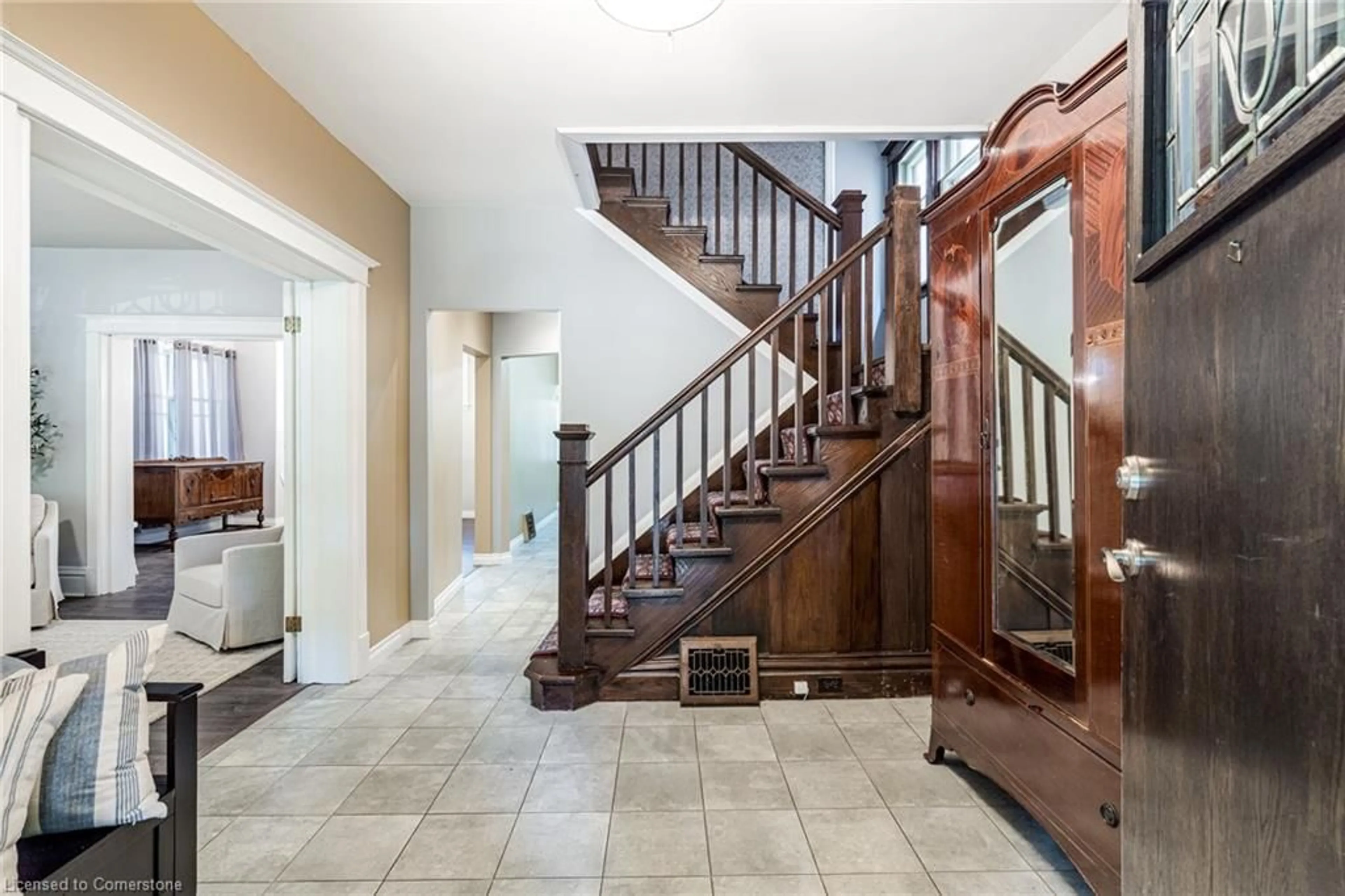 Indoor foyer for 90 Blake St, Hamilton Ontario L8M 2S6