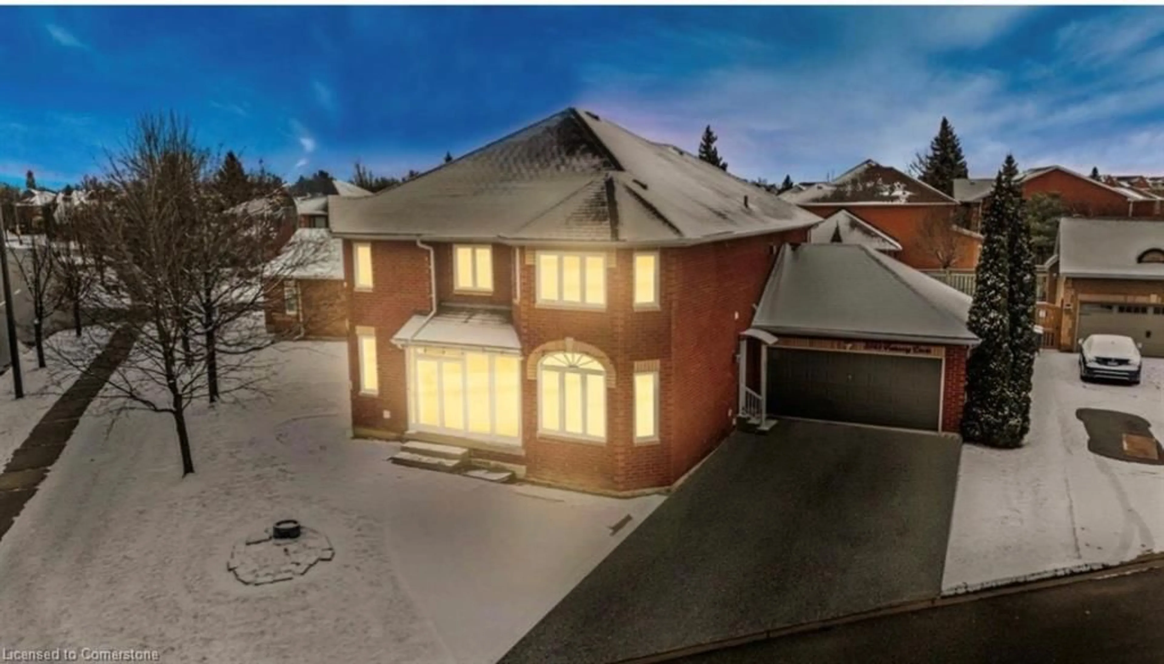 A pic from outside/outdoor area/front of a property/back of a property/a pic from drone, street for 3543 Trelawny Cir, Mississauga Ontario L5N 6N8