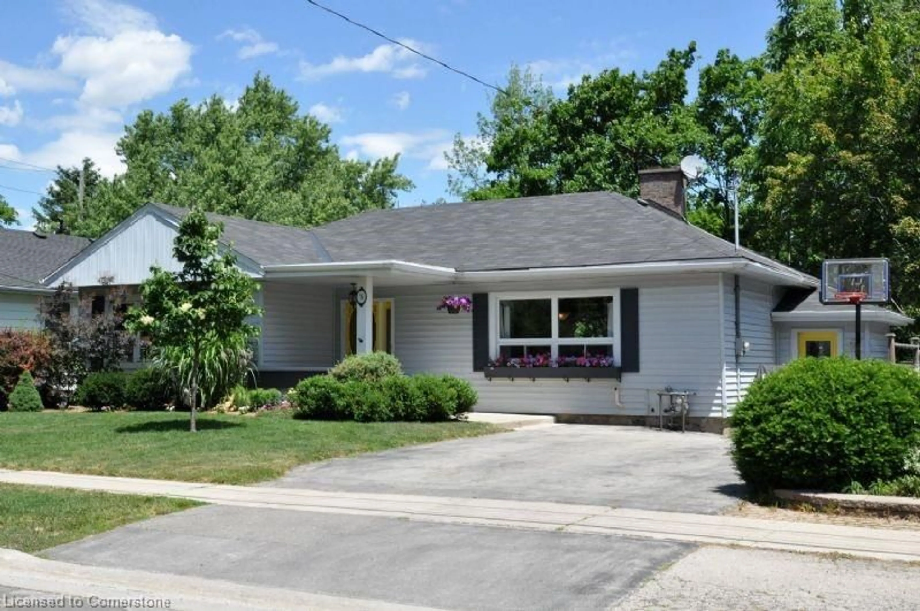 Home with vinyl exterior material, street for 76 Main St, Waterdown Ontario L0R 2H0