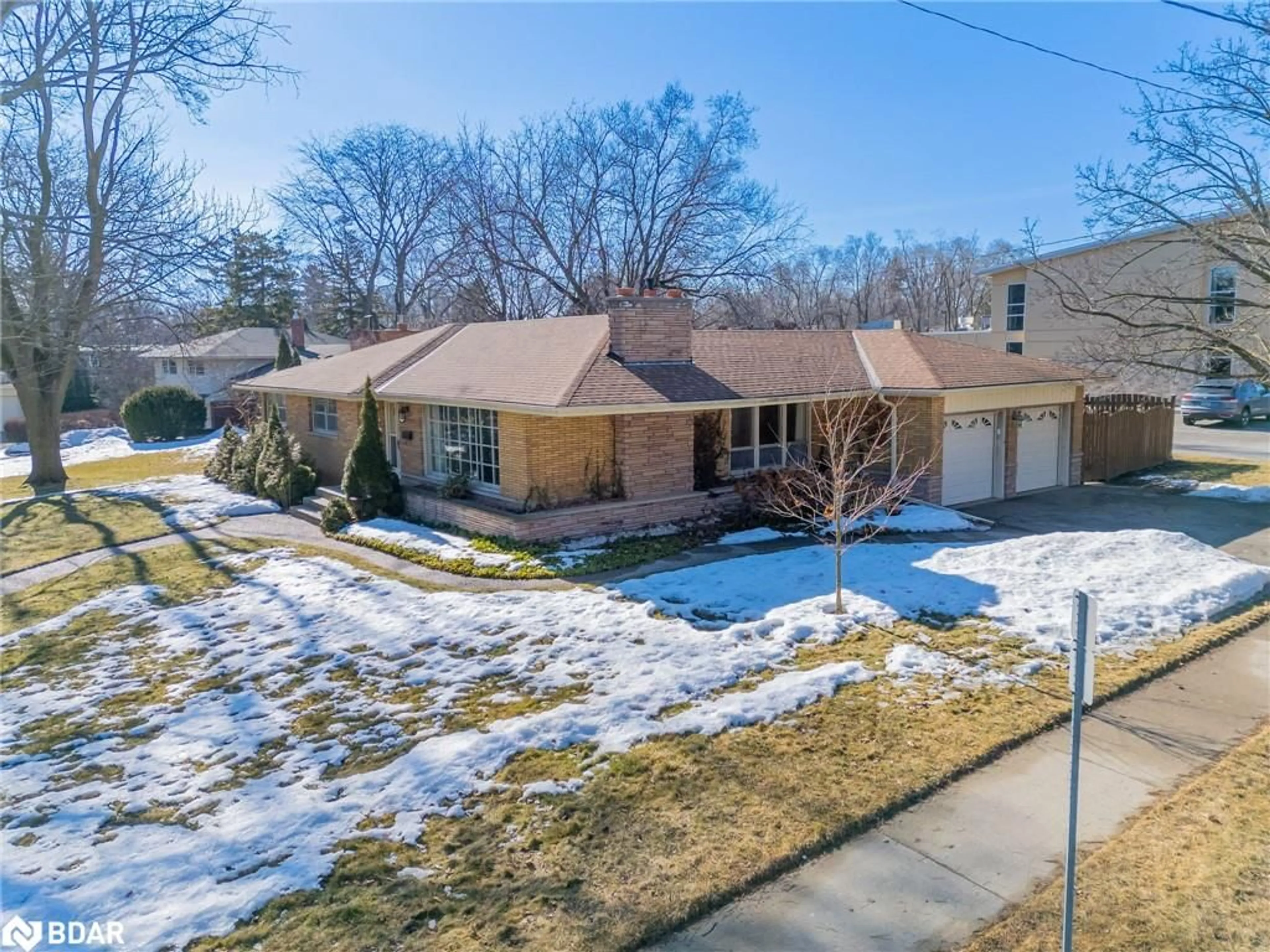 A pic from outside/outdoor area/front of a property/back of a property/a pic from drone, street for 320 South Crt, Burlington Ontario L7N 1S7