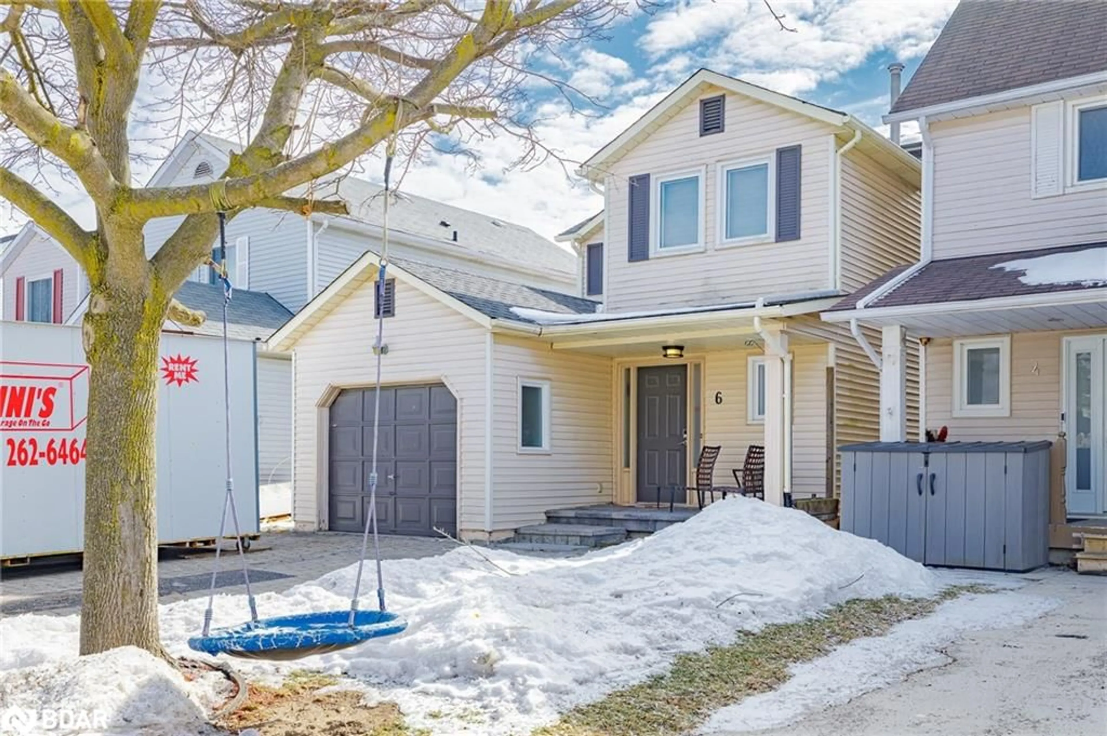 Home with vinyl exterior material, street for 6 Rannie Crt, Thorold Ontario L2V 4X2