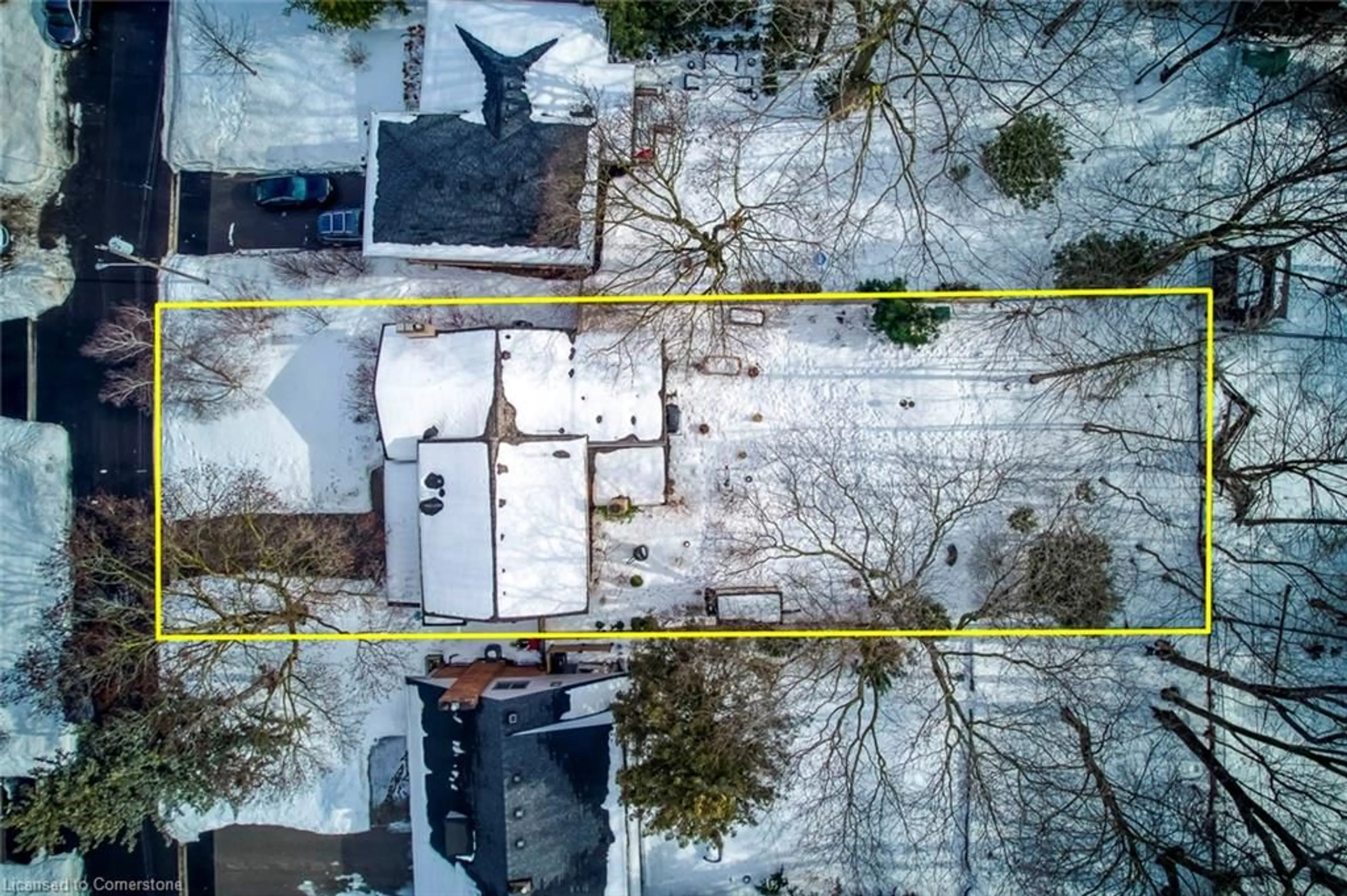 A pic from outside/outdoor area/front of a property/back of a property/a pic from drone, street for 29 Pinehurst Cres, Etobicoke Ontario M9A 3A4