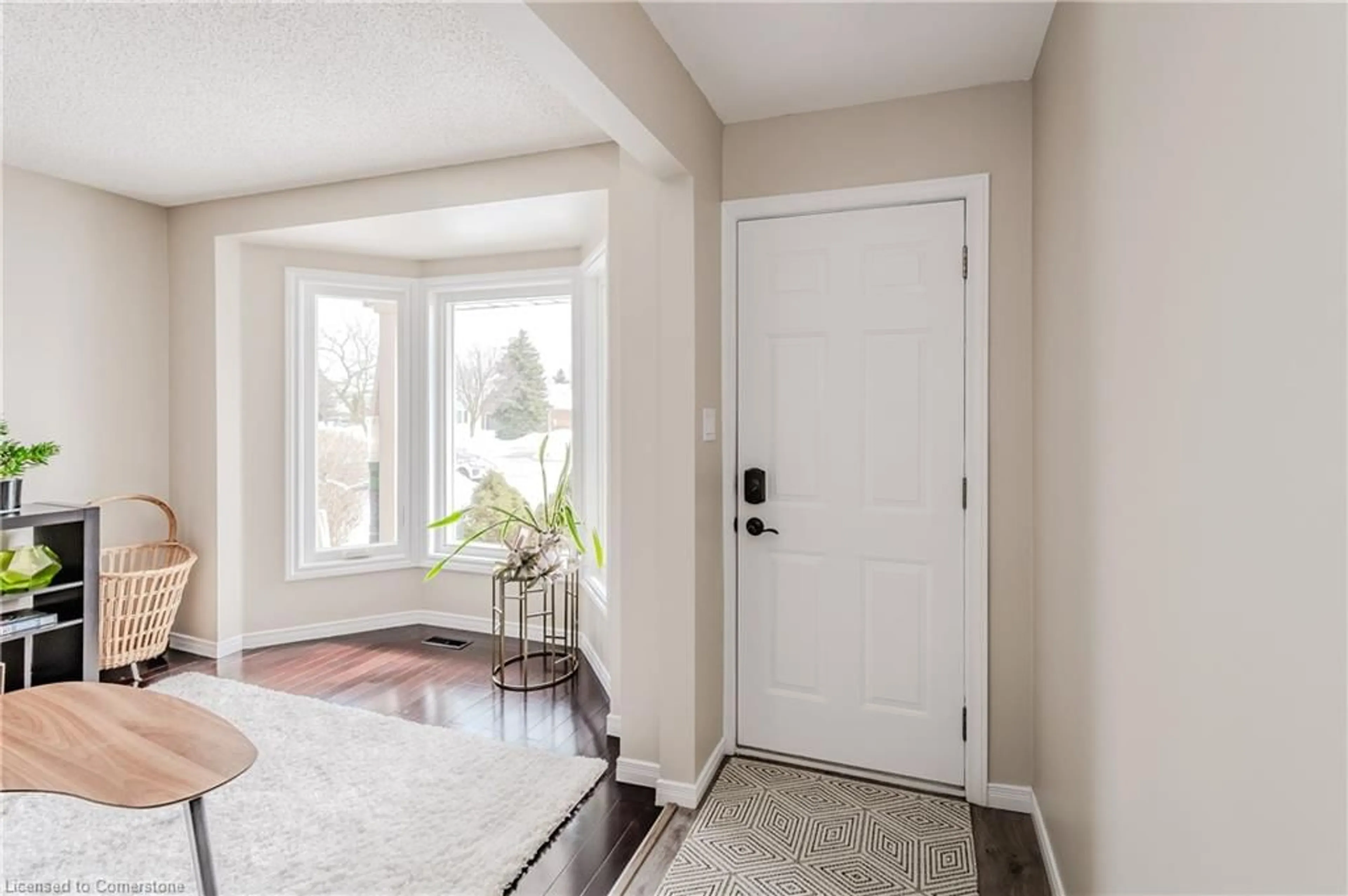 Indoor entryway for 518 Thorndale Dr, Waterloo Ontario N2T 2A8