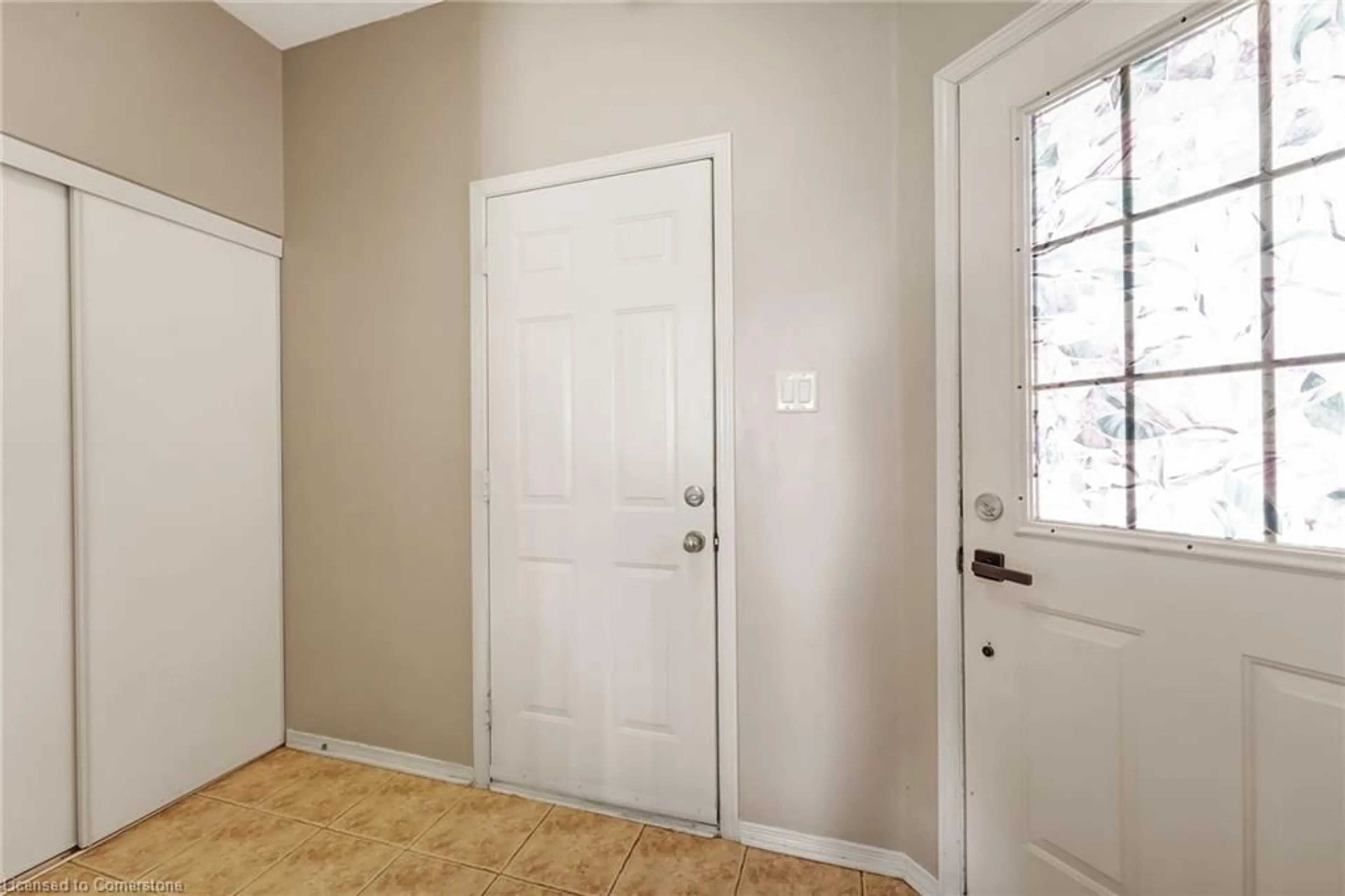 Indoor entryway for 2090 Breezewood St, Orleans Ontario K4A 4R9