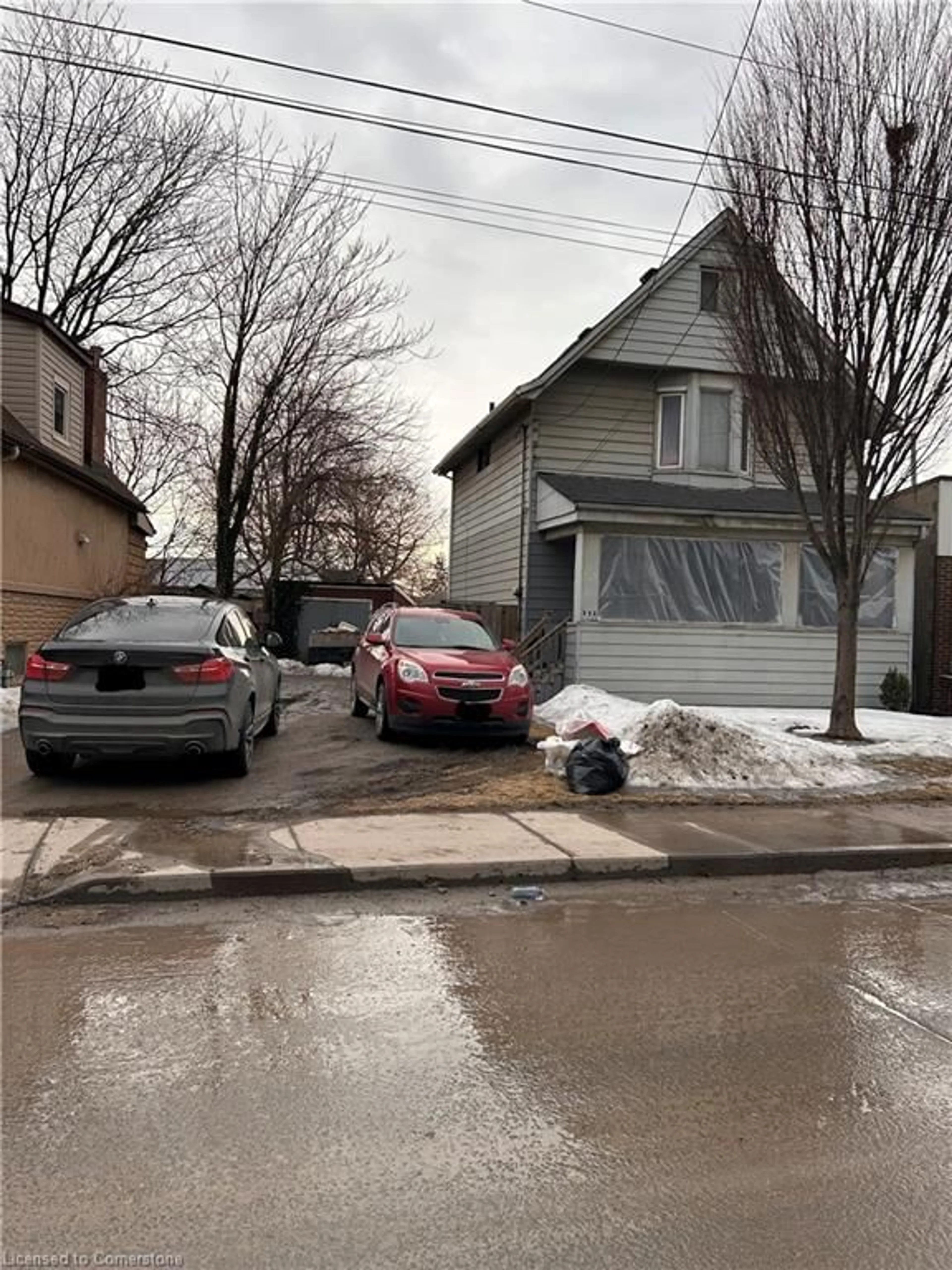 Parking for 372 Beach Road Rd, Hamilton Ontario L8H 3K5