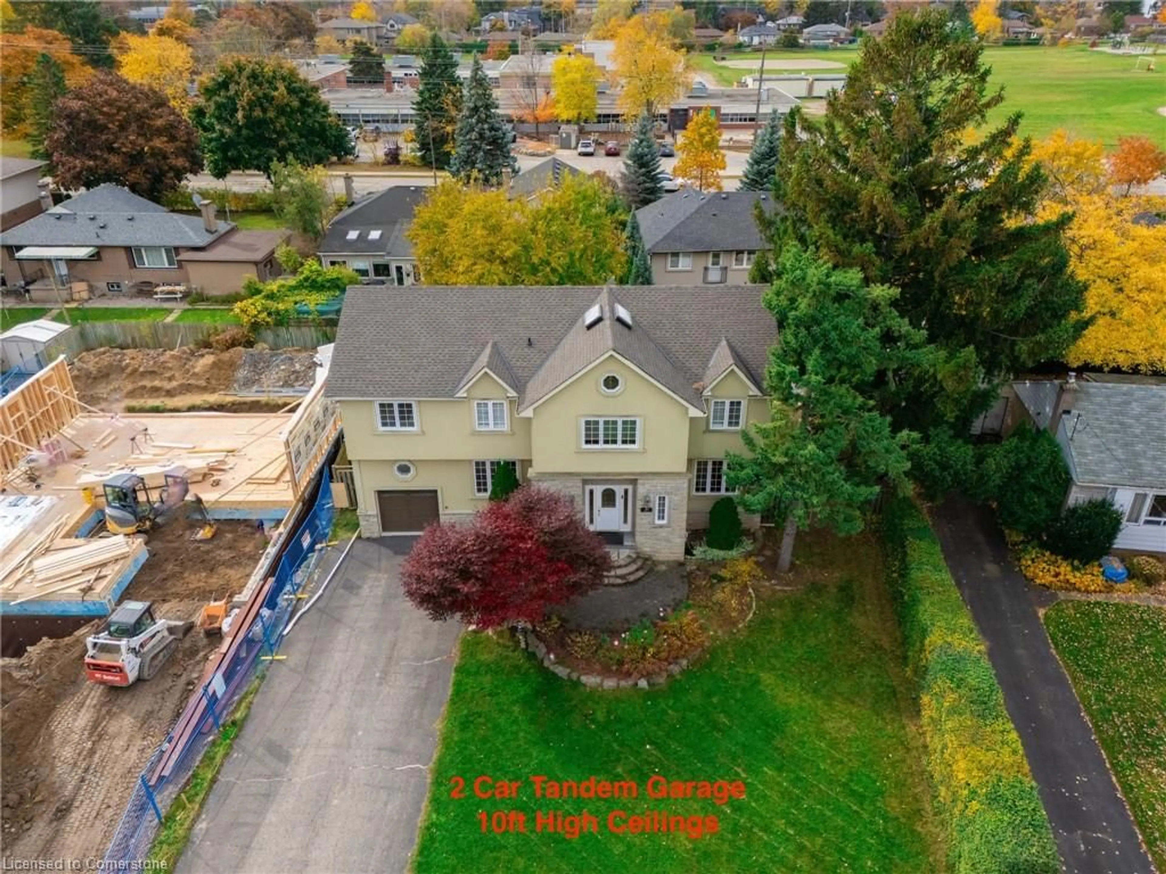 A pic from outside/outdoor area/front of a property/back of a property/a pic from drone, street for 192 Waneta Dr, Oakville Ontario L6H 4S3