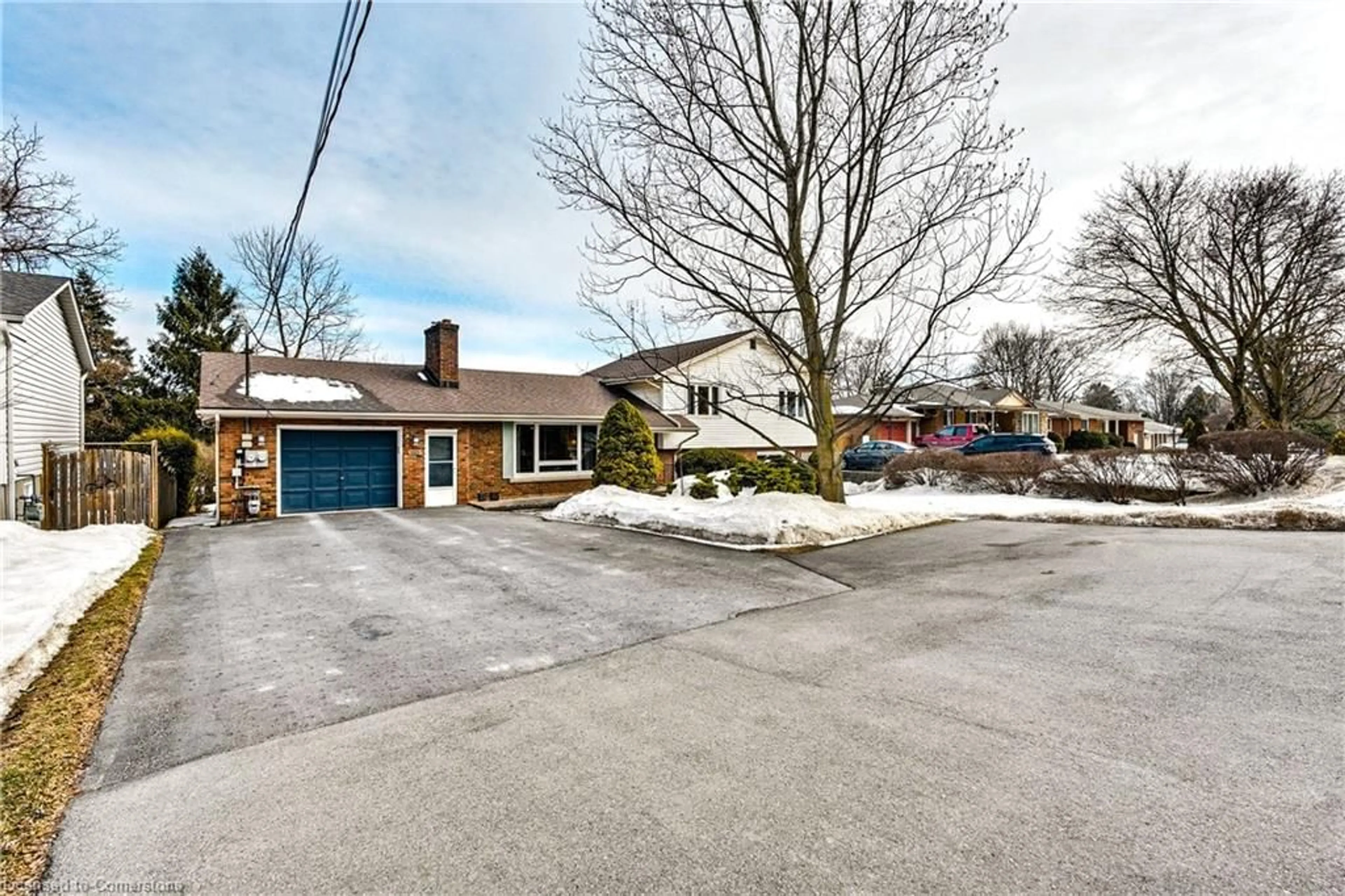 A pic from outside/outdoor area/front of a property/back of a property/a pic from drone, street for 1327 Pelham St, Fonthill Ontario L0S 1E0