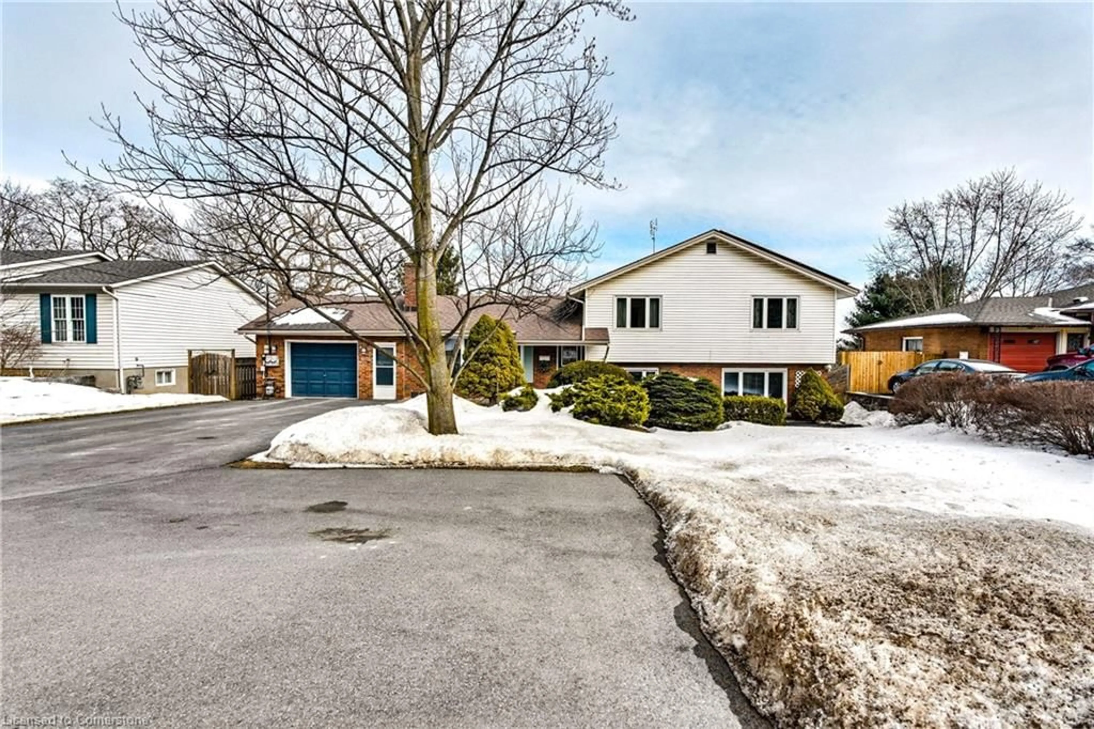 A pic from outside/outdoor area/front of a property/back of a property/a pic from drone, street for 1327 Pelham St, Fonthill Ontario L0S 1E0