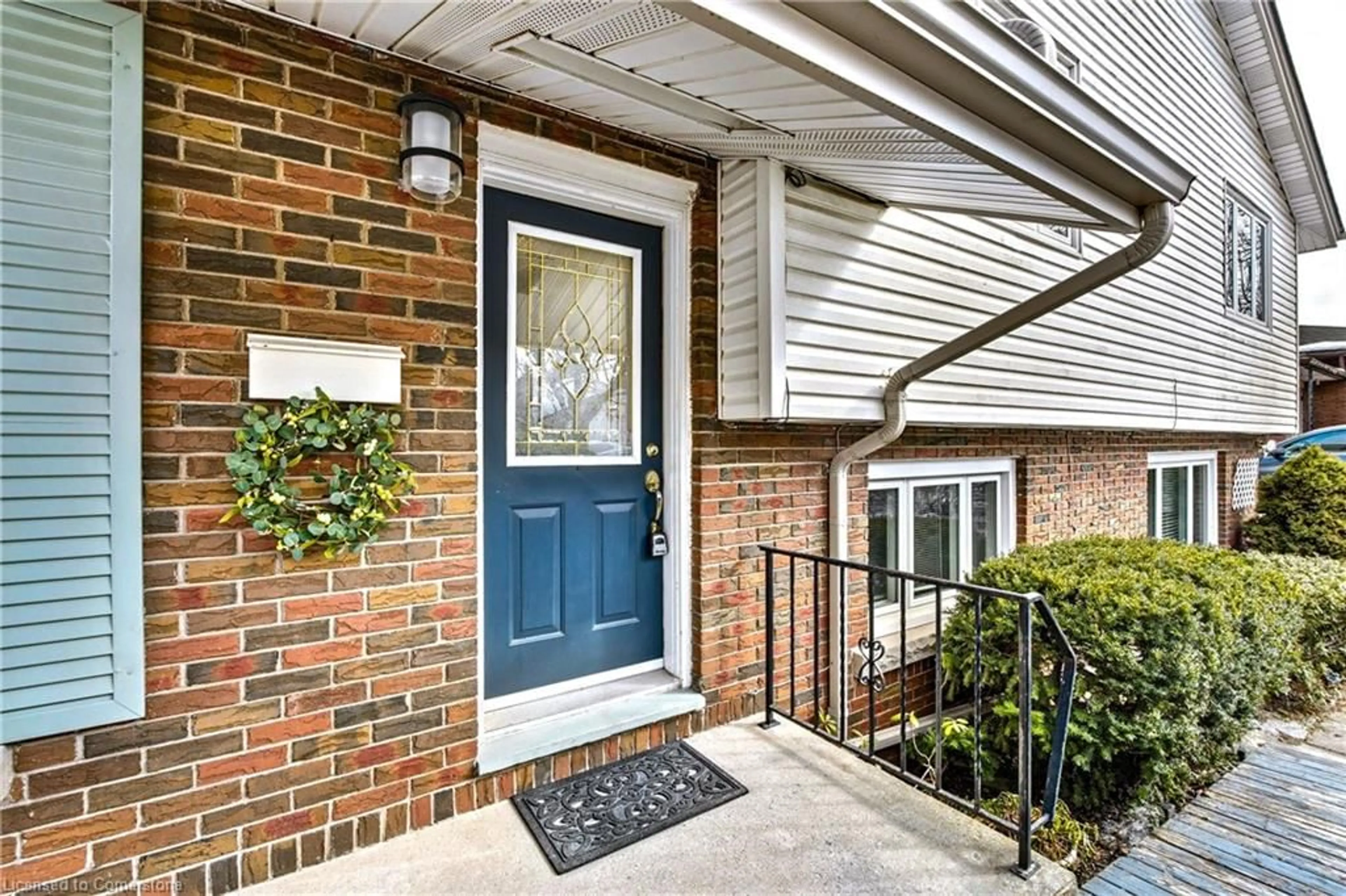 Indoor entryway for 1327 Pelham St, Fonthill Ontario L0S 1E0