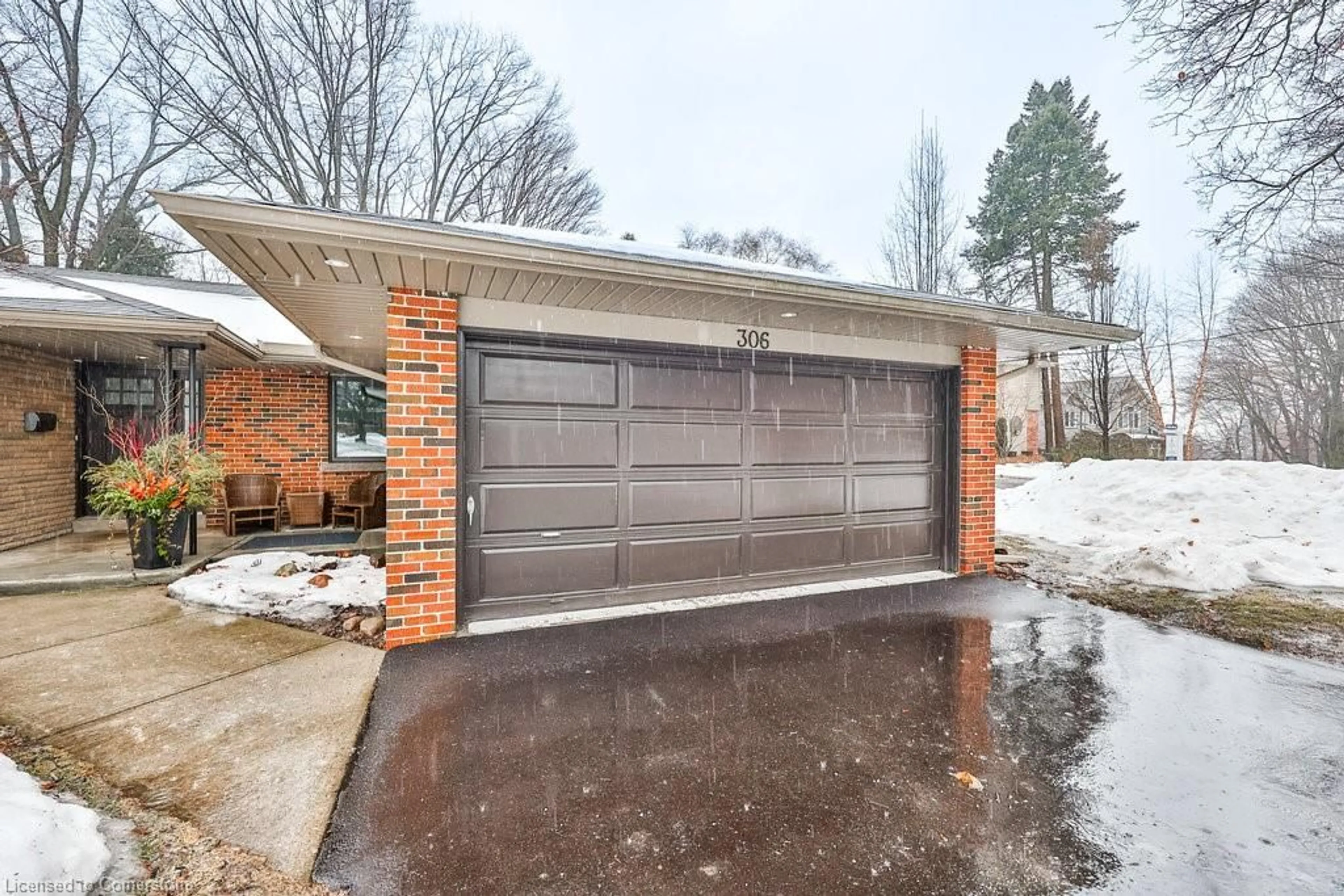 Indoor garage for 306 Shoreview Rd, Burlington Ontario L7T 2N4