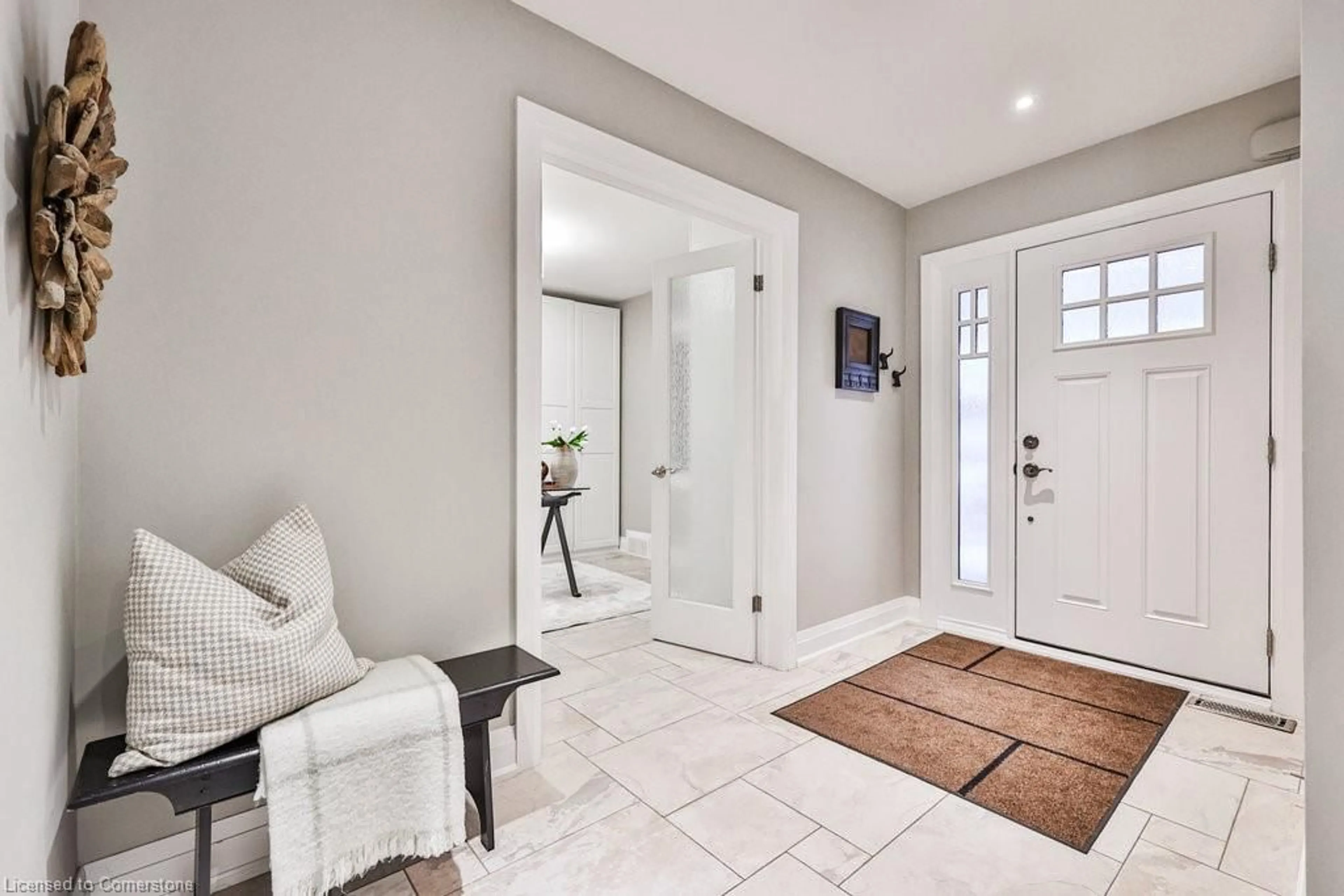 Indoor entryway for 306 Shoreview Rd, Burlington Ontario L7T 2N4