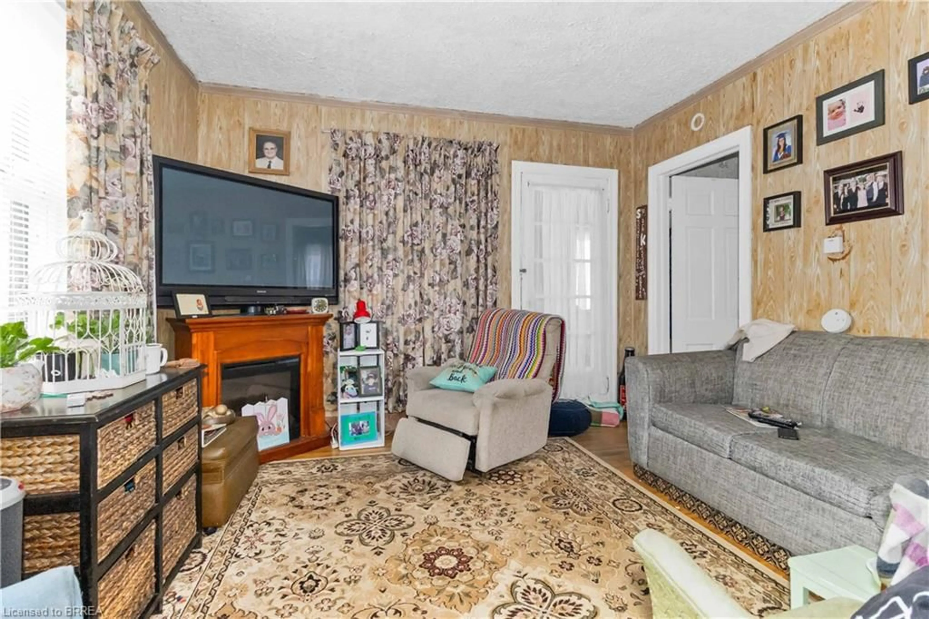 Living room with furniture, unknown for 25 Dundee St, Brantford Ontario N3R 4M2