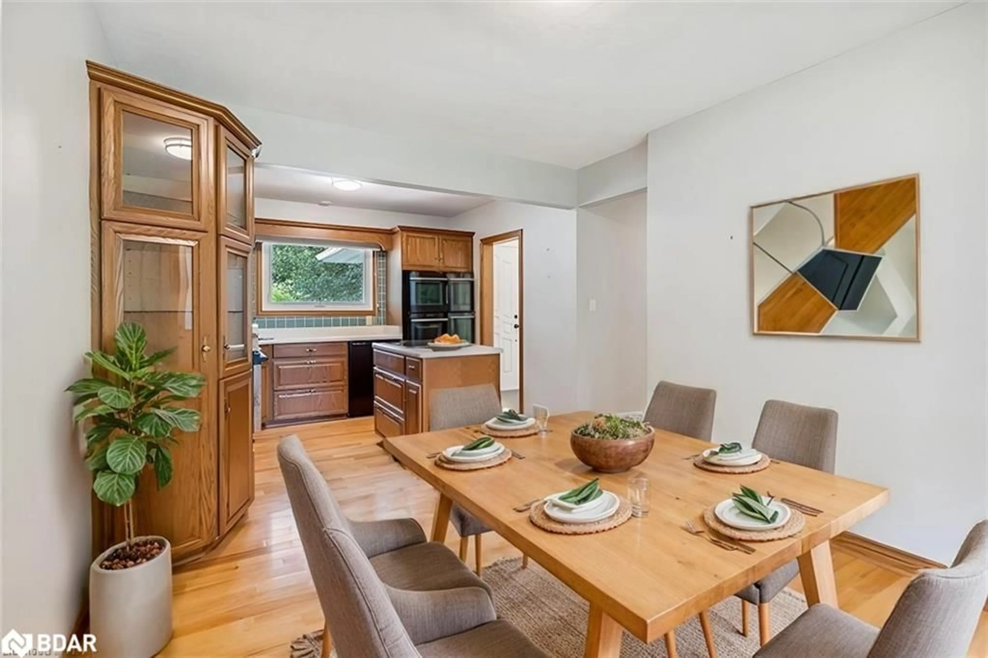 Dining room, wood/laminate floor for 28 Valerie Dr, St. Catharines Ontario L2T 3G5