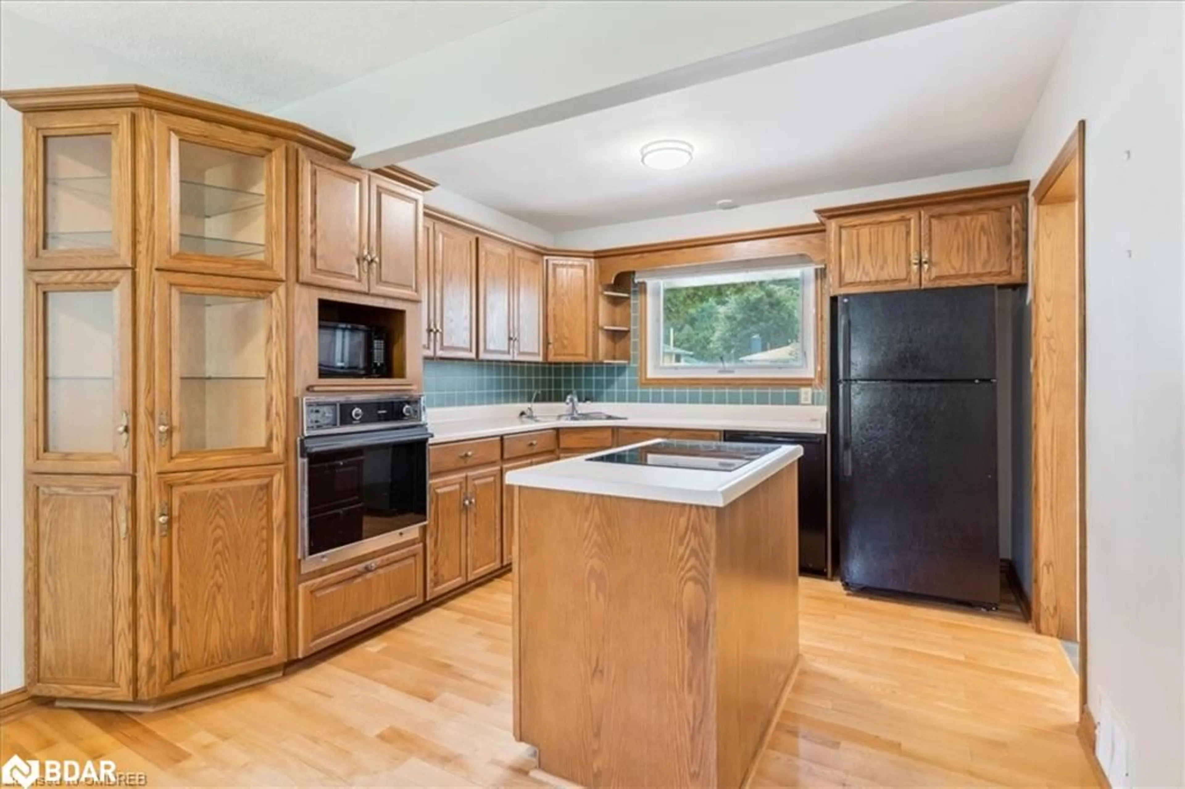 Standard kitchen, unknown for 28 Valerie Dr, St. Catharines Ontario L2T 3G5